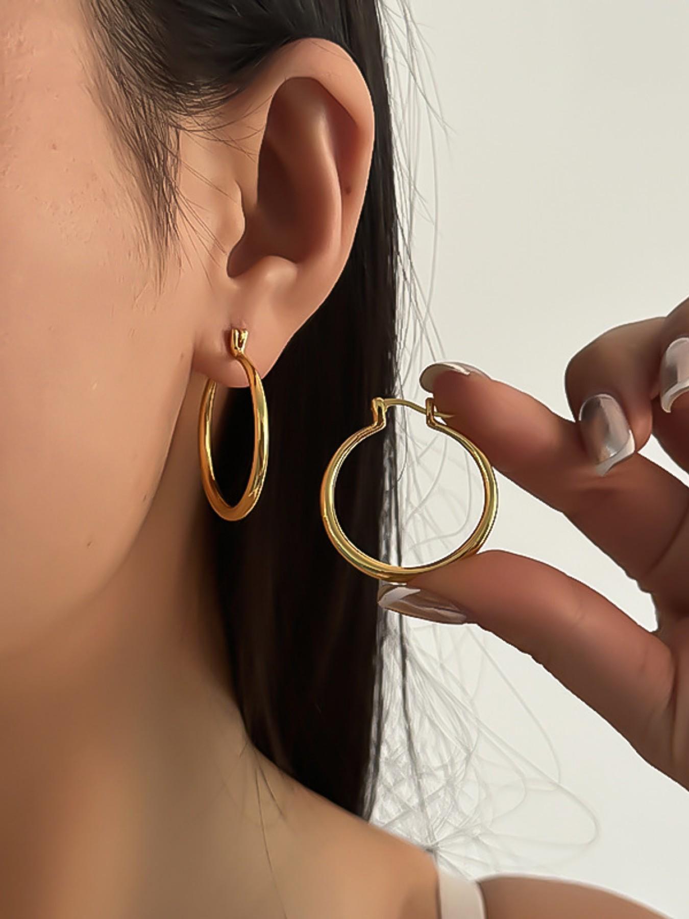 1 pair of gold/silver plated oversized hoop earrings with a minimalist, glossy punk style, perfect for holiday parties and streetwear looks.