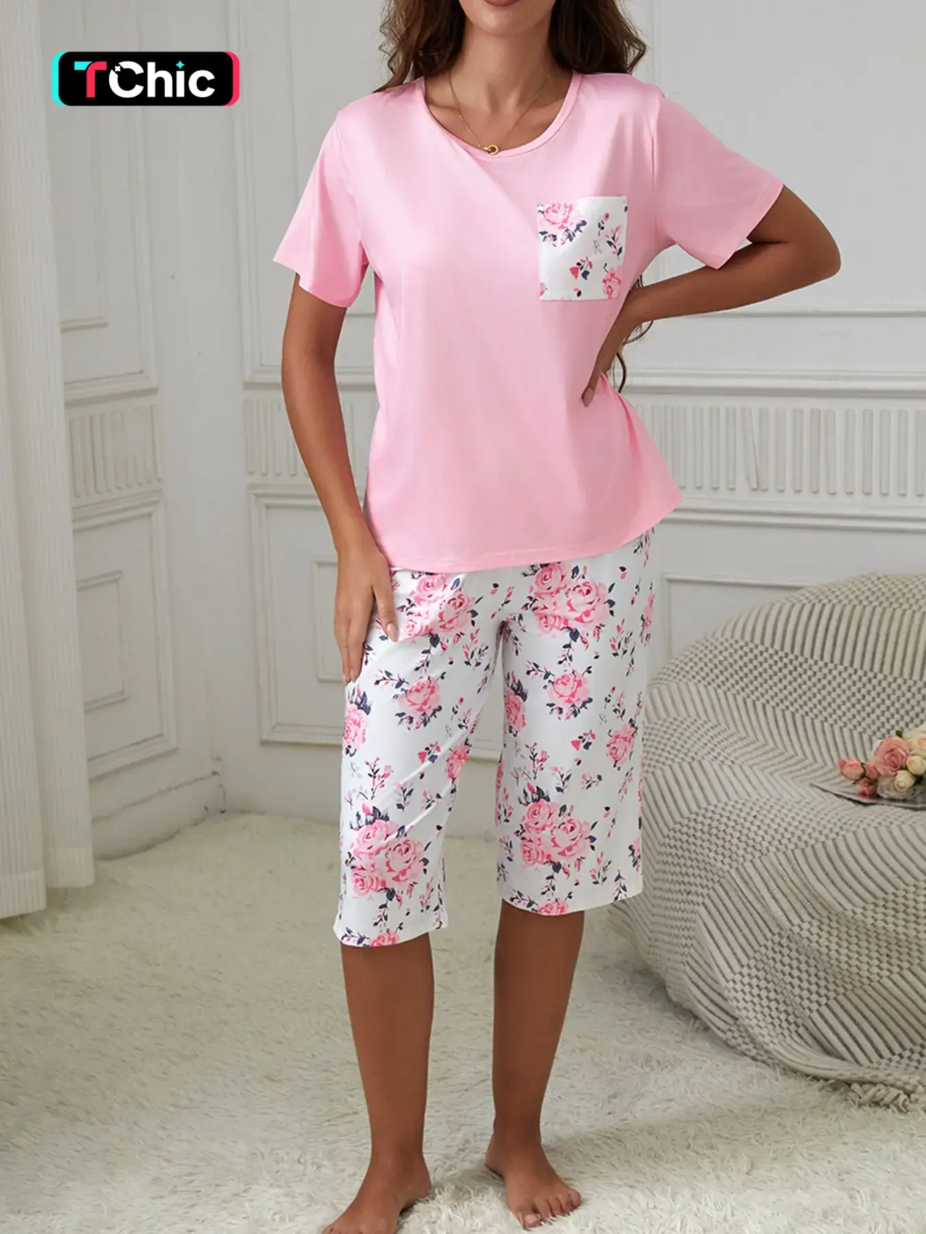 Women's Floral Print Pajama Set, Round Neck Short Sleeve Top with Pocket, Rose Print Three-Quarter Pants, Comfortable Sleepwear Loungewear