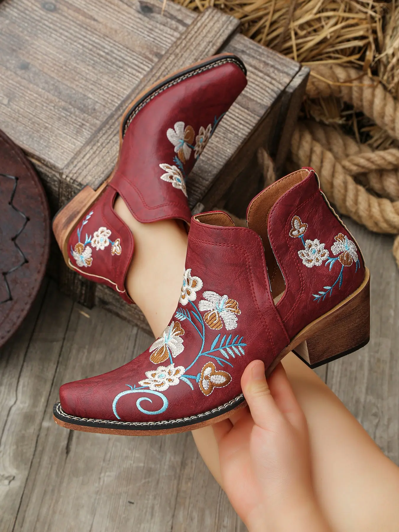 2026 Vintage Ethnic Short Western Cowboy Boots for Women, Side Open Design with Embroidery, Thick Heel, Loose Boot Cuff, Trendy Western Fashion Boots