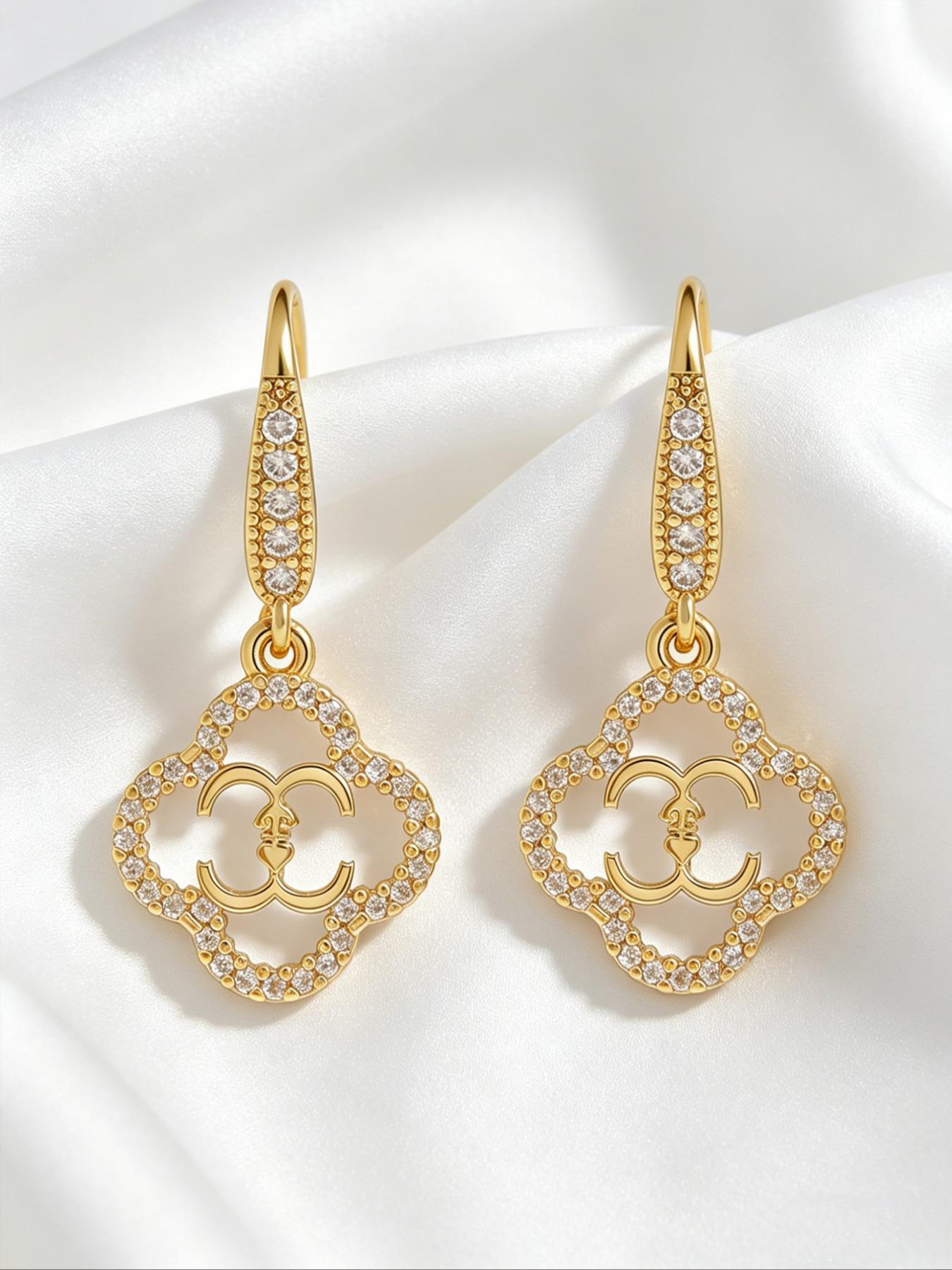 A pair of vintage four-leaf clover earrings, elegant petal design, copper-set synthetic zircon drop earrings, exquisite and luxurious