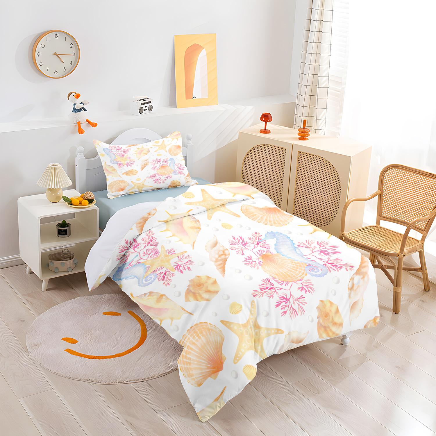 seashell-patterned bedding set includes one duvet cover and one pillowcase (filling not included). It is soft, lightweight, and perfect for family bedrooms and children's rooms.