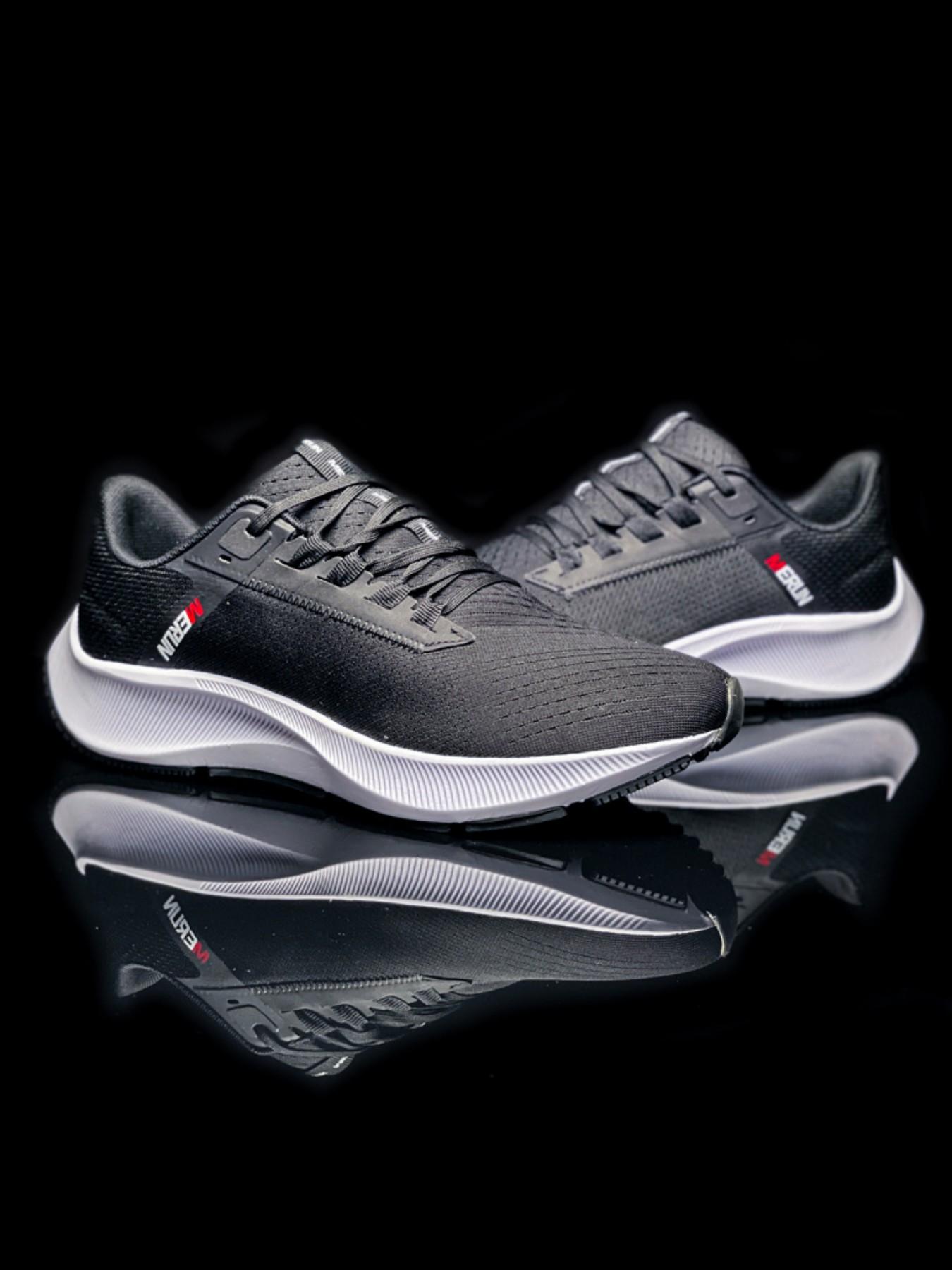 Meng Run Flying Horse Seamless Mesh Running Shoes, Lightweight Design, Sporty Style, Breathable Knit Upper, All-Season Sneakers