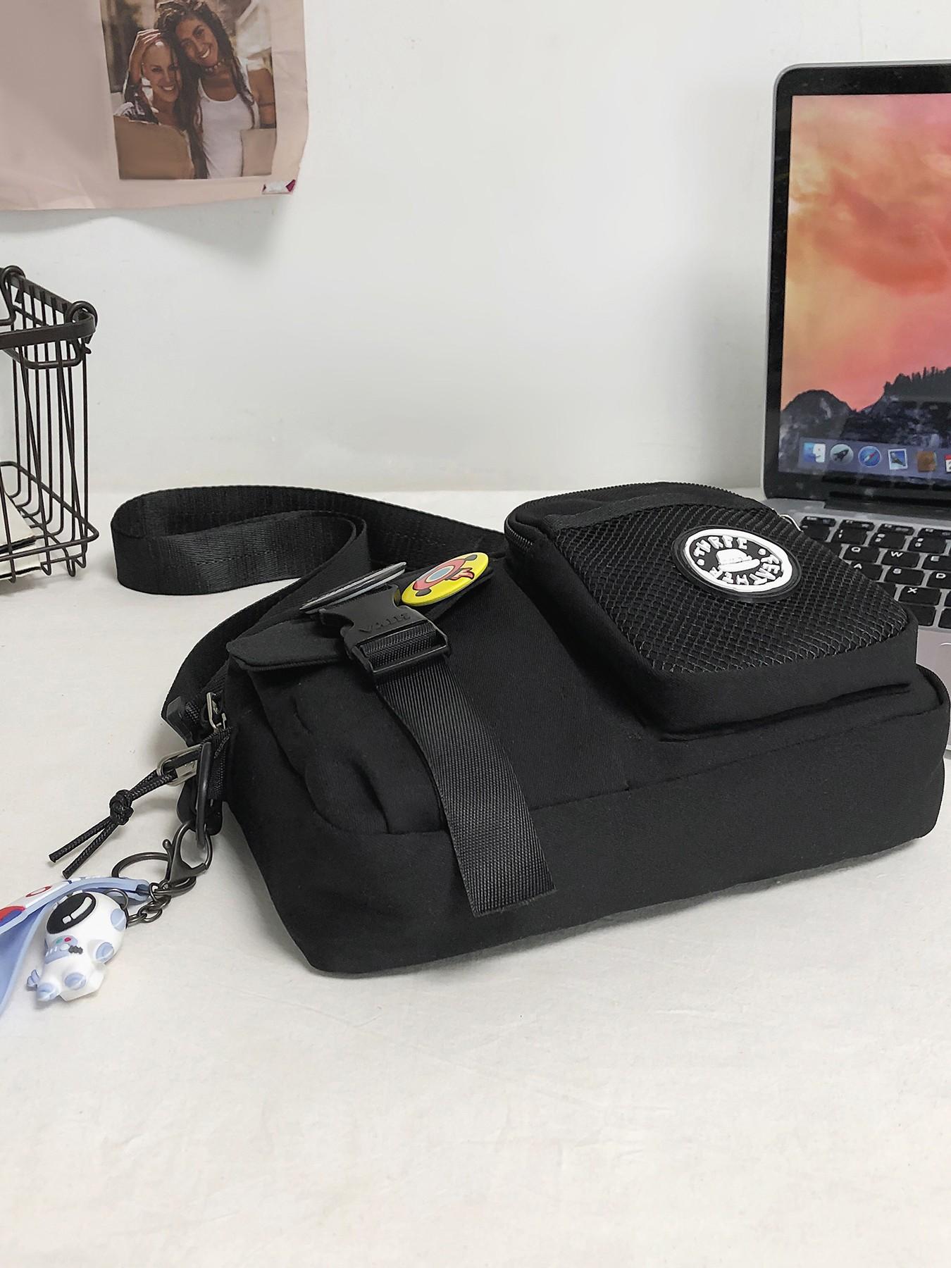 Black fashionable casual simple shoulder bag, practical and atmospheric texture crossbody bag, with badge and alien pendant pendant design, can accommodate mobile phones and keys, suitable for walking and shopping