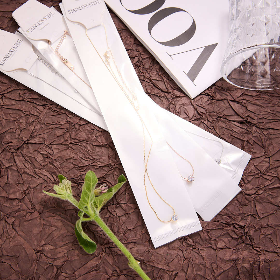 A new six claw diamond pendant necklace, with a high-end and niche light luxury style. The six claw diamond pendant features exquisite and sparkling details, and the long collarbone chain design is suitable for summer jewelry scenes. Suitable for women's