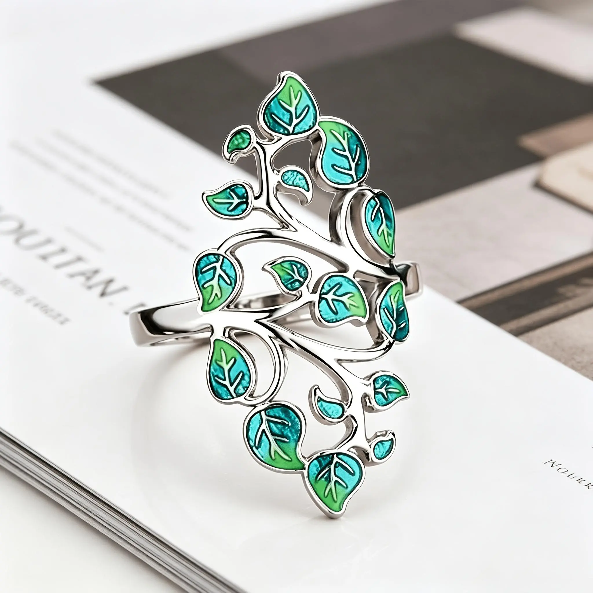 A Leaf-shaped Porcelain Enamel Ring with a Vintage-style Openwork Design, Following the Latest European and American Fashion Trends
