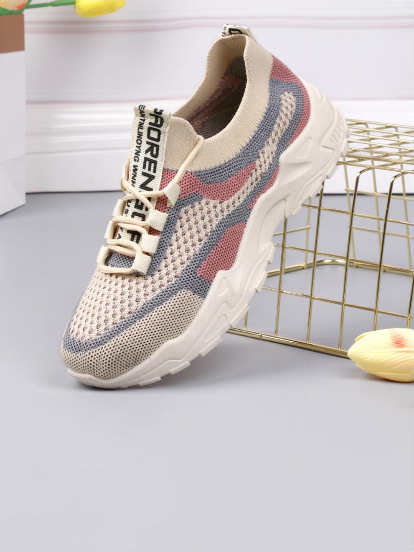 Women's casual sports shoes, breathable, lightweight, comfortable and fit the foot shape, thick sole with strong and strong support, contrasting color design for daily versatility, preferred for daily commuting and casual wear
