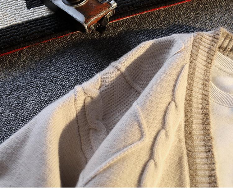 Men’s V-neck diamond cable-knit cardigan is a single-breasted sweater coat crafted from thick, soft knit fabric. With retro style, it can be worn alone or layered, suitable for daily commuting and outdoor outings.