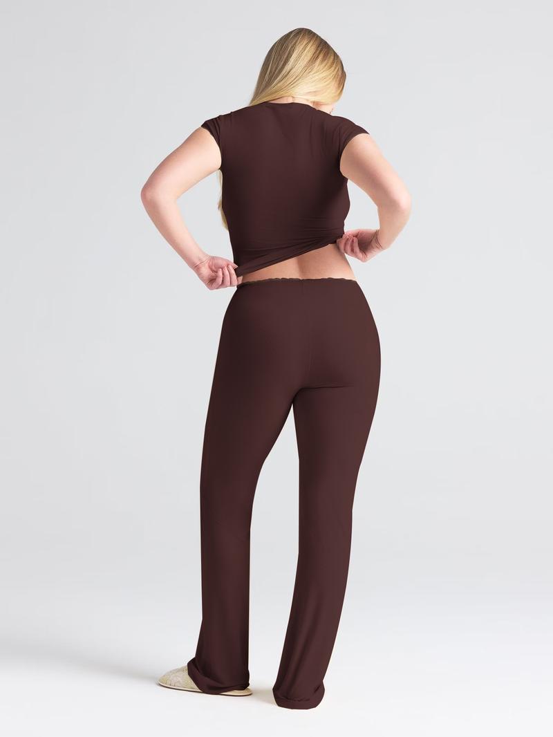 2026 Women's two-piece ribbed knit loungewear set, short-sleeved crop top, high-waisted flared pants, casual matching set, with lace trim on the cuffs