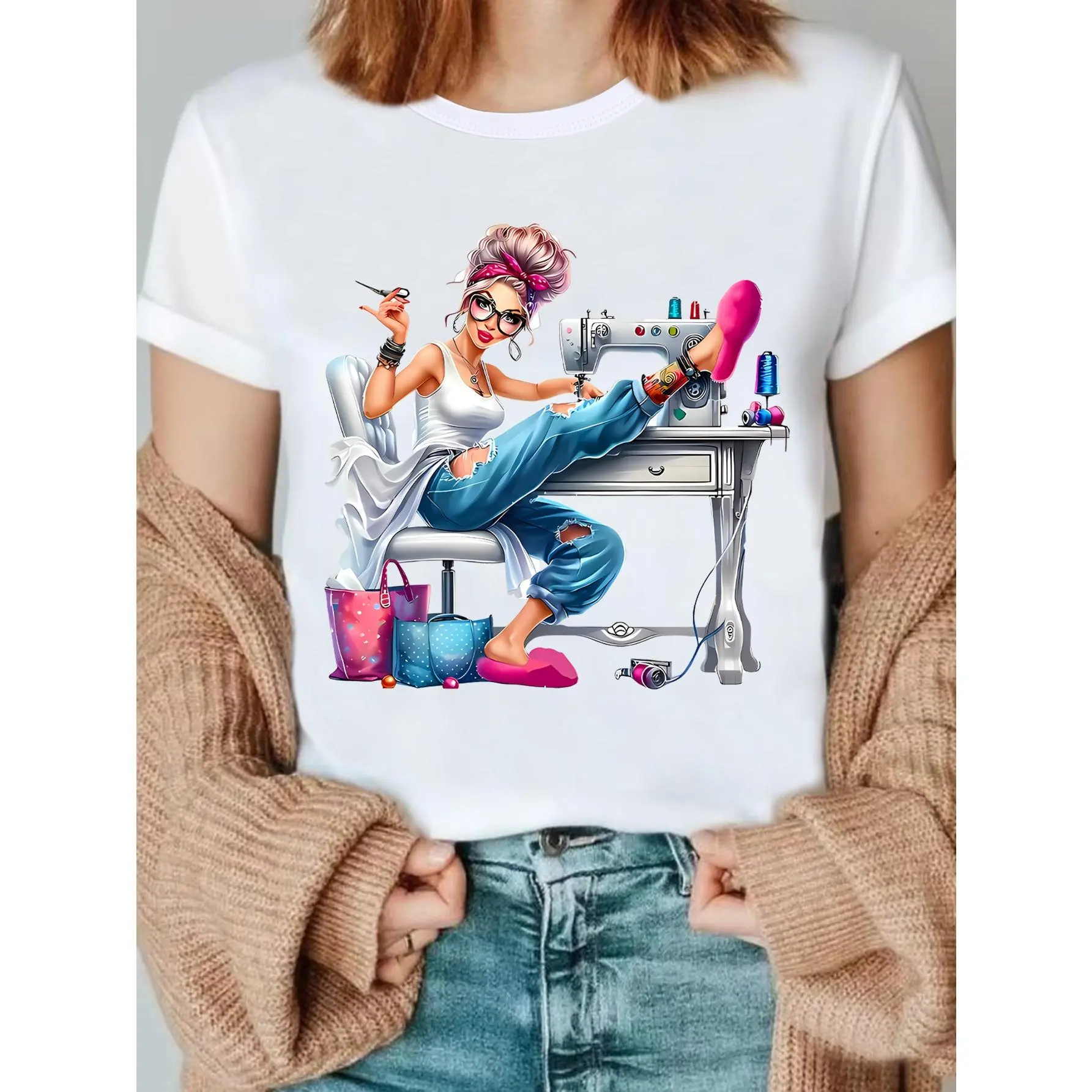Women's Pink Vintage Sewing-Themed T-Shirt - Retro Tailor Print with Sewing Machine  Tools, Stretch Crew Neck Tee Suitable for Sewing Classes, Craft, Casual Attire,  Casual Top for Year-Round Outfits
