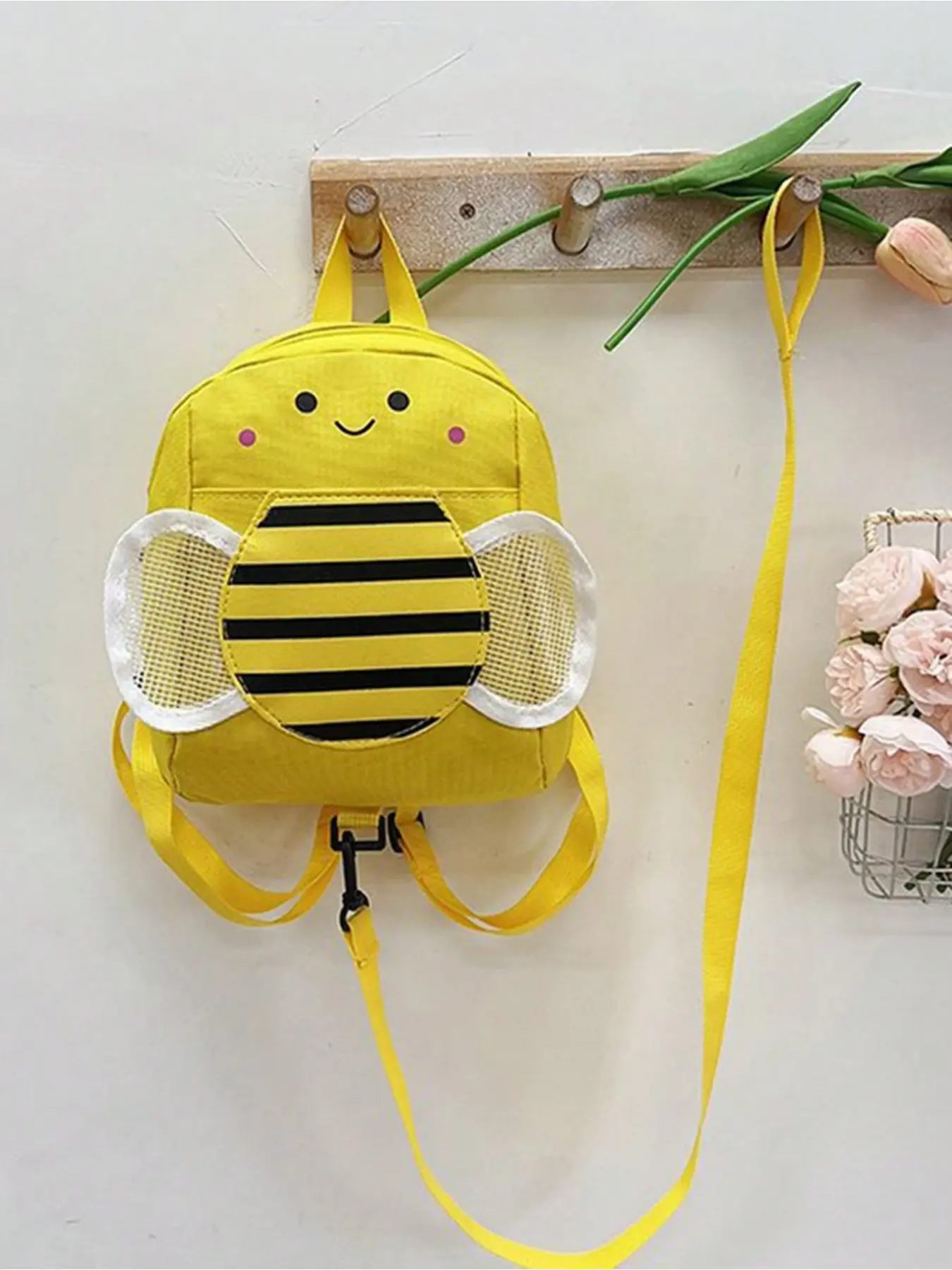 Cute cartoon bee backpack, lightweight and anti-lost school bag, cartoon backpack, stylish and attractive, suitable for young people to use while traveling or going out, fashionable backpack with adjustable shoulder straps, Casual Backpack