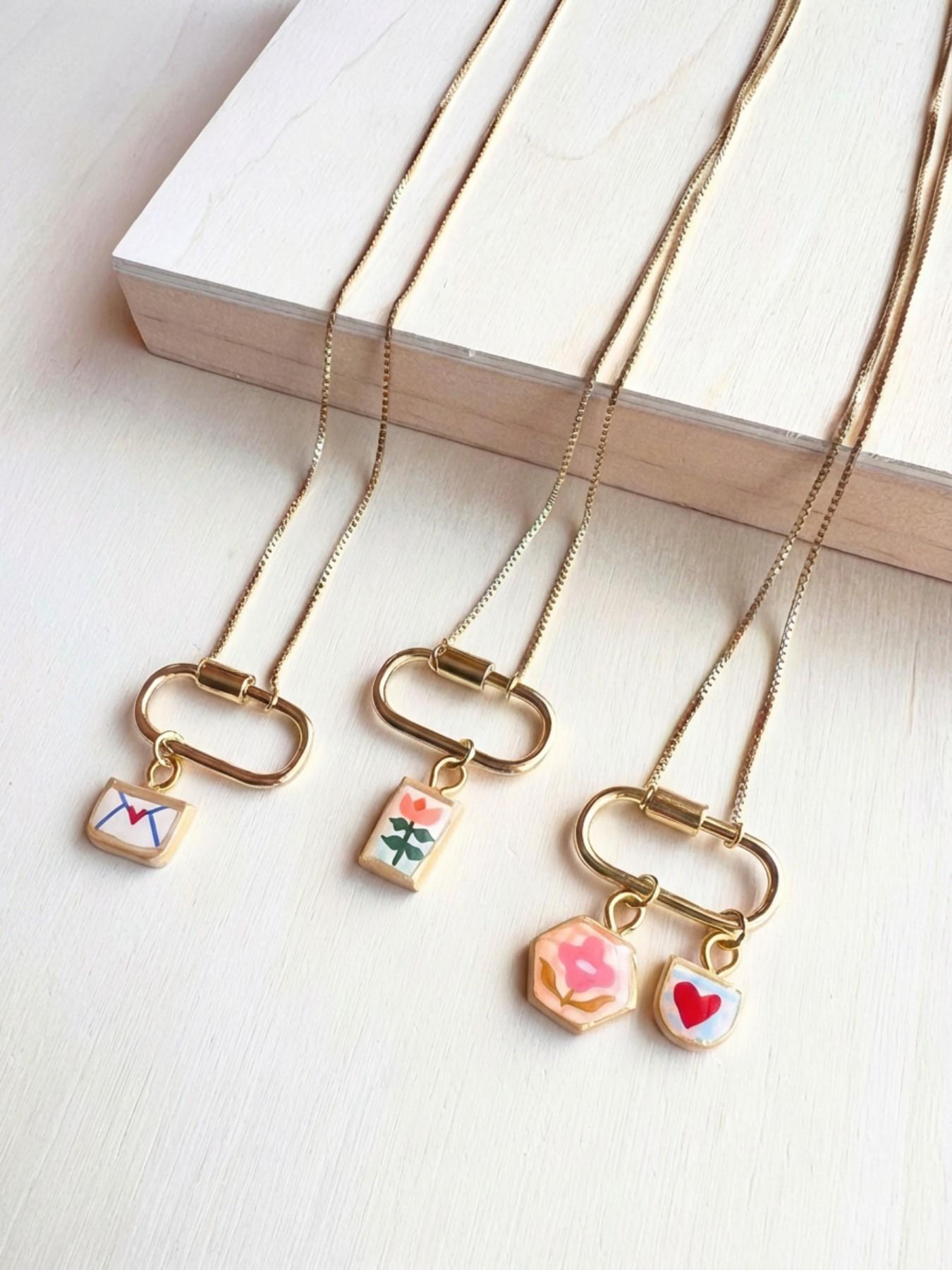 1PC stylish and minimalist commuter-style pendant, enamel painted, square, floral series pendant, 18K gold-plated stainless steel, suitable for DIY fashion accessories such as keychains, bags, and jewelry.