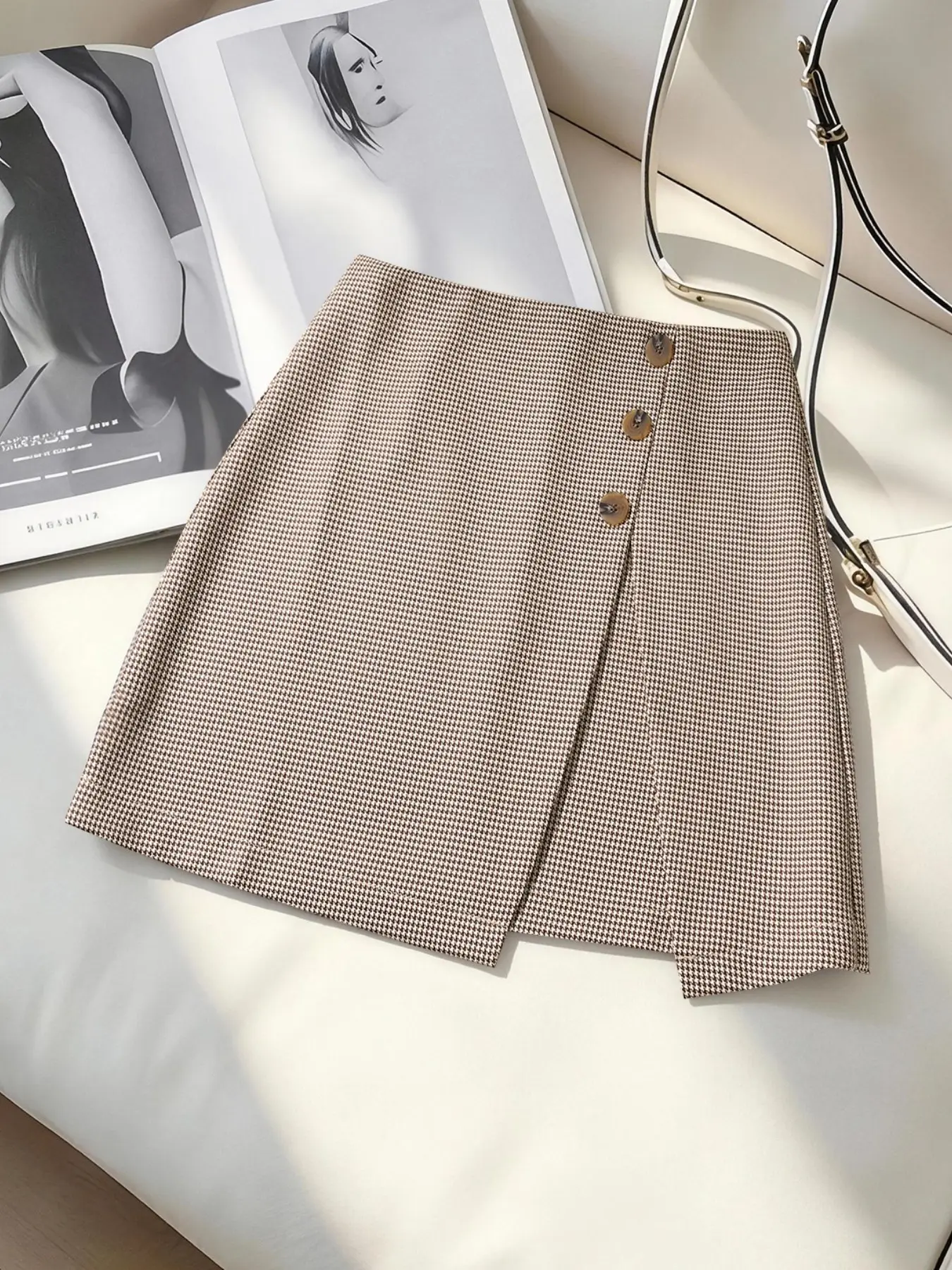 Elegant A-Line High Waist Houndstooth Plaid Skirt for Women, Spring & Fall Fashion, Front Slit Design with Resin Buckle, Simple, Stylish and Chic Half-Length Skirt