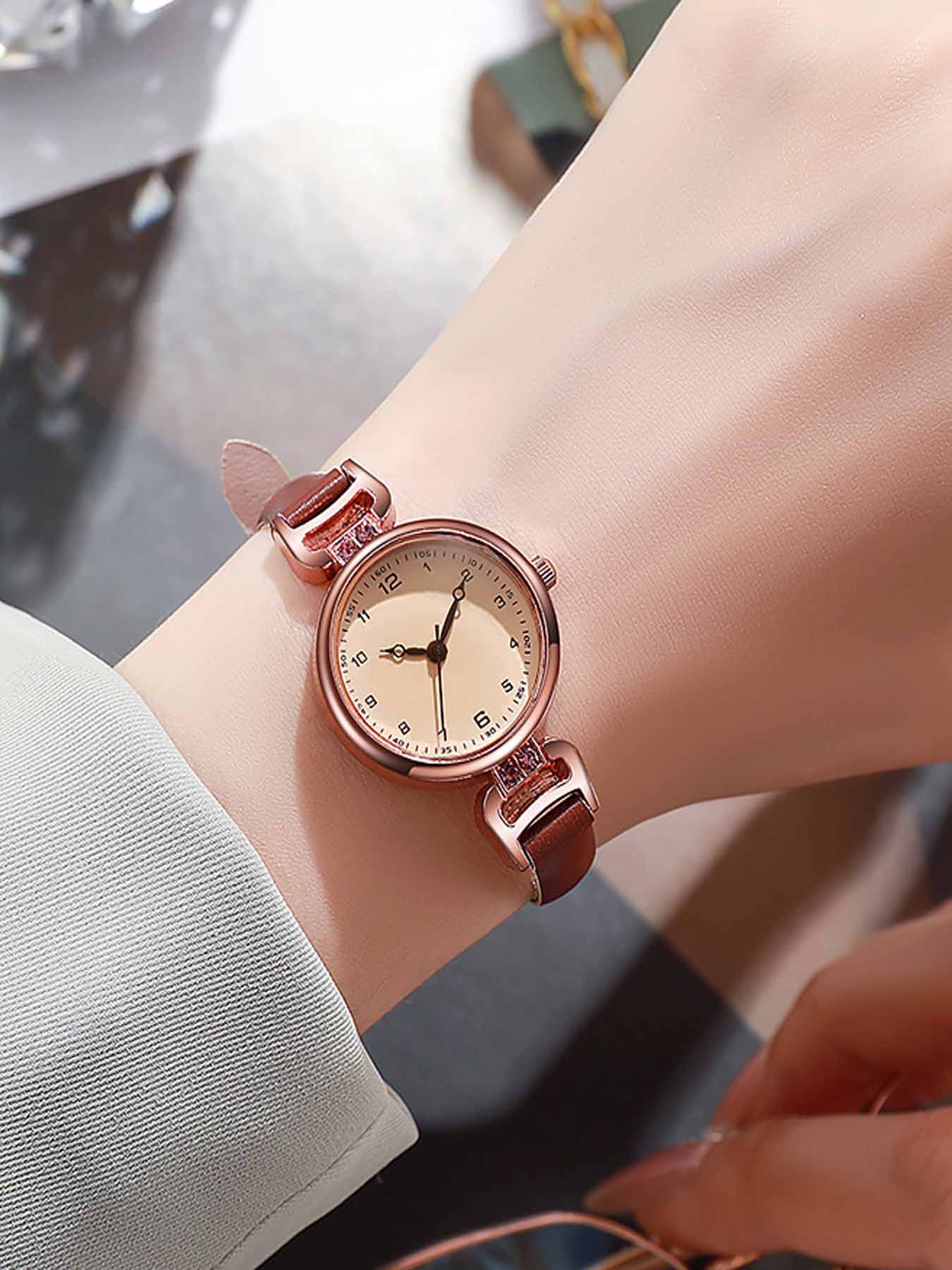 Fashion and Elegant Quartz Watch PU Leather Thin Strap Women's Quartz Watch Solid Color Fashion Women's Watch