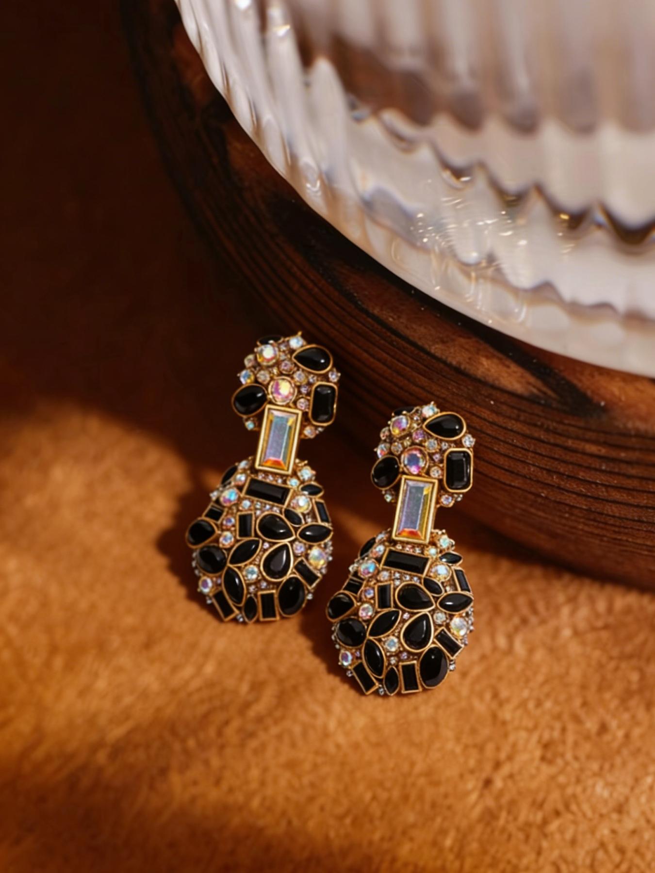 1 pair of fashionable and elegant flower shaped earrings, suitable for daily commuting, vacation and dating, and also a surprising and exquisite small gift.