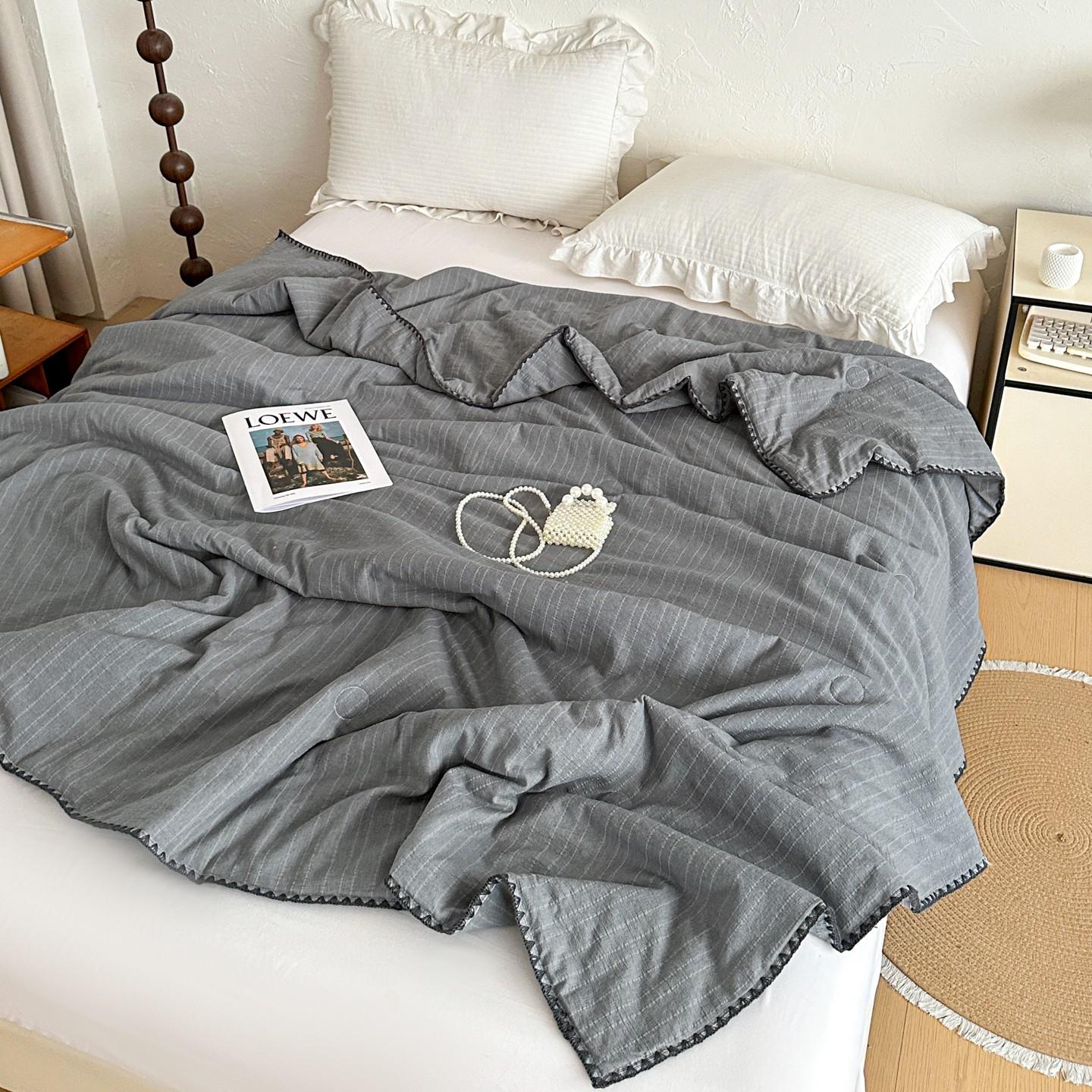 1pcs Solid Color Minimalist Summer Comforter, Cooling Quilt, Air Conditioning Blanket, Yarn-Dyed Jacquard Striped Single & Double Size, Quilted Fixed Filling Machine Washable, Soft Skin-Friendly Breathable Summer Quilt