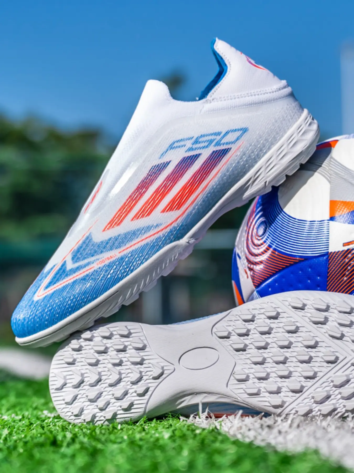 Unisex Soccer Shoes with Studs, Ideal for Grass Training and Matches, Sporty PU Upper, Striped Pattern, Suitable for All Ages, Soccer Cleats