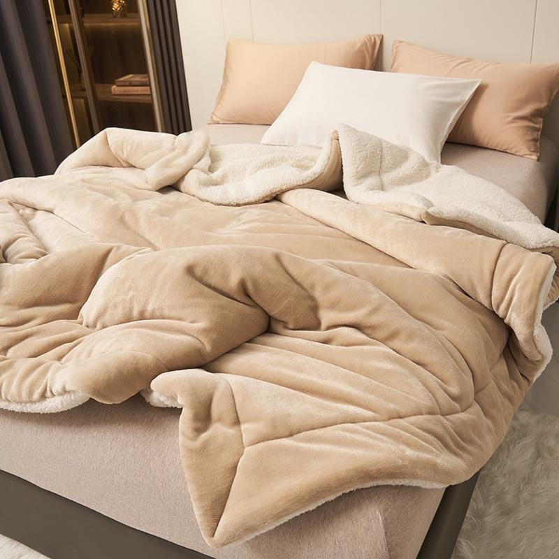 1pcs Solid Color Milk Velvet Shearling Thickened Warm Winter Quilt Blanket, Ultra Soft Comfortable and Warm Thick Blanket, Ideal Christmas and New Year Gift, Perfect for Snuggling on Cold Nights and Home Decor, Soft Fleece Blanket