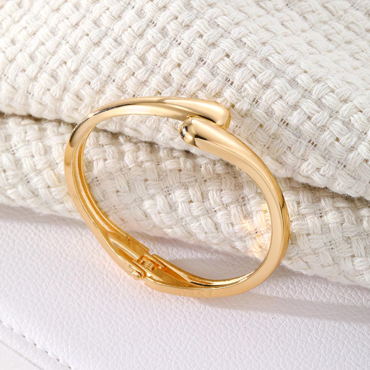 Women's Minimalist Chunky Gold-Silver Cuff Bangle Set, Trendy Wide Smooth Dome Sports Wristbands, Aesthetic Liquid Tear Drop Open Layering Punk Metal Jewelry Gift for Daily Use, Bangles