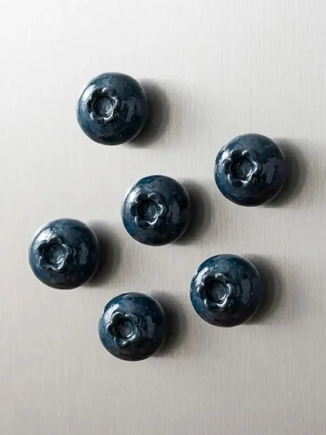6pcs Cute Resin Blueberry Magnet Set, Fake Food Fridge Decoration, Miniature Kawaii Kitchen Accessories, A Housewarming Gift Set For Food Lovers—The Perfect Stylish Decorative Piece.