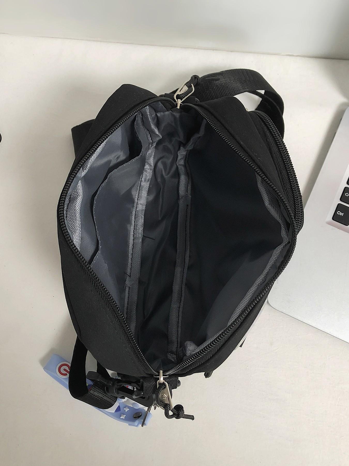 Black fashionable casual simple shoulder bag, practical and atmospheric texture crossbody bag, with badge and alien pendant pendant design, can accommodate mobile phones and keys, suitable for walking and shopping