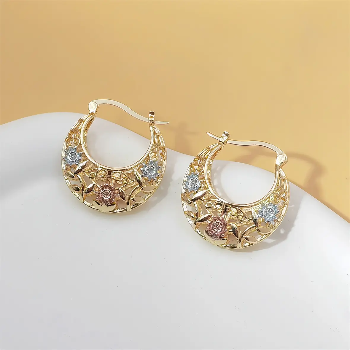 Mexican-style sunflower pattern gold-coloured hollow hoop earrings, hoop shape earrings, elegant party earrings, the perfect anniversary gift for mothers and couples, earrings jewelry