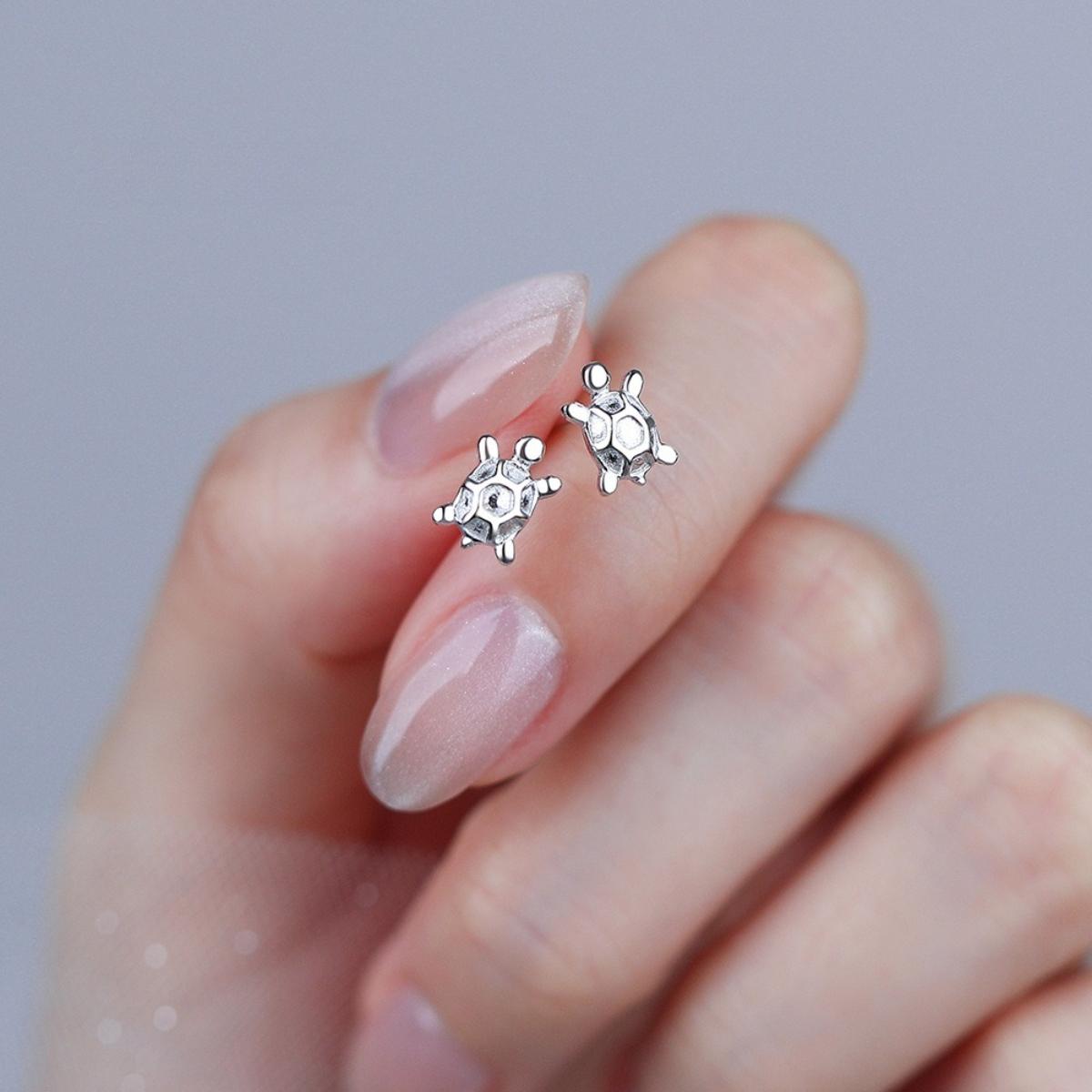 Women's S999 Pure Silver Turtle Stud Earrings - Unisex S999 Series Animal Motif Jewelry, Stylish Versatile Silver Accessories for Daily Wear & Commuting