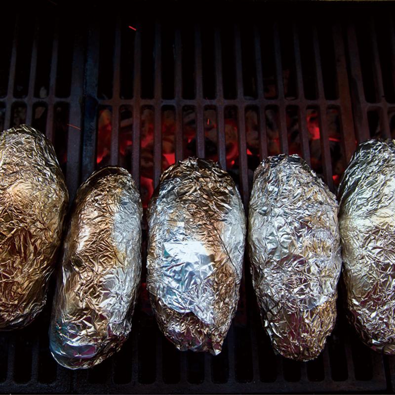 Heavy duty Aluminum Foil Roll ,Total 120 Square Feet ,18 Inch Width,for Restaurant Use,Disposable Food Wrapping for Burritos,Hot Dogs,and Sandwiches Kitchenware Cookware Cooking