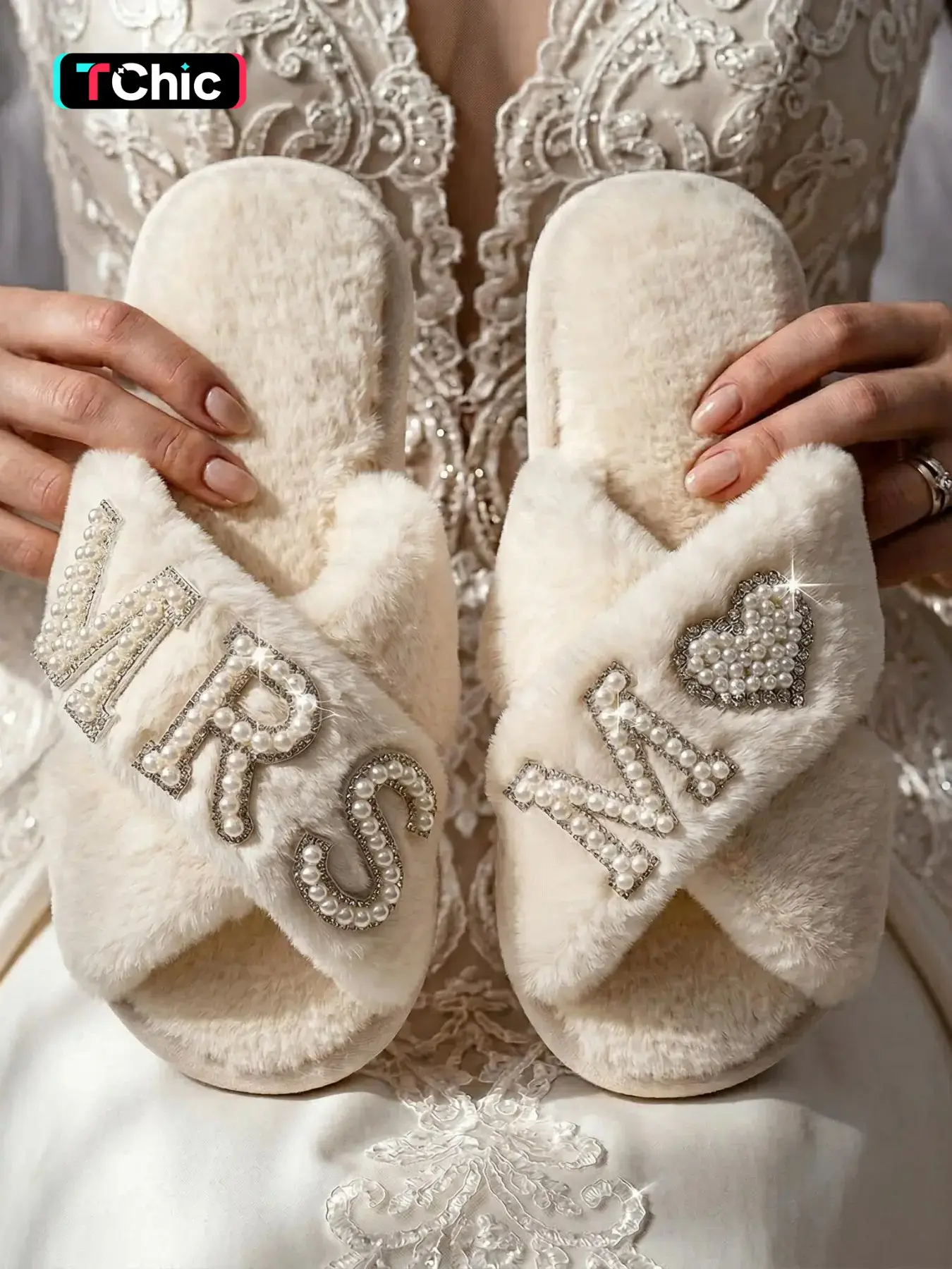 Customizable Letter MRS. M, Casual Indoor Shoes,  Wedding Slippers for Bride and Bridesmaids, Open-Toe Slide Fuzzy Slippers with Pearl Heart Design, Perfect Gift for Women Wedding Day Footwear，Bridal Shower Gift, Fuzzy House Shoes