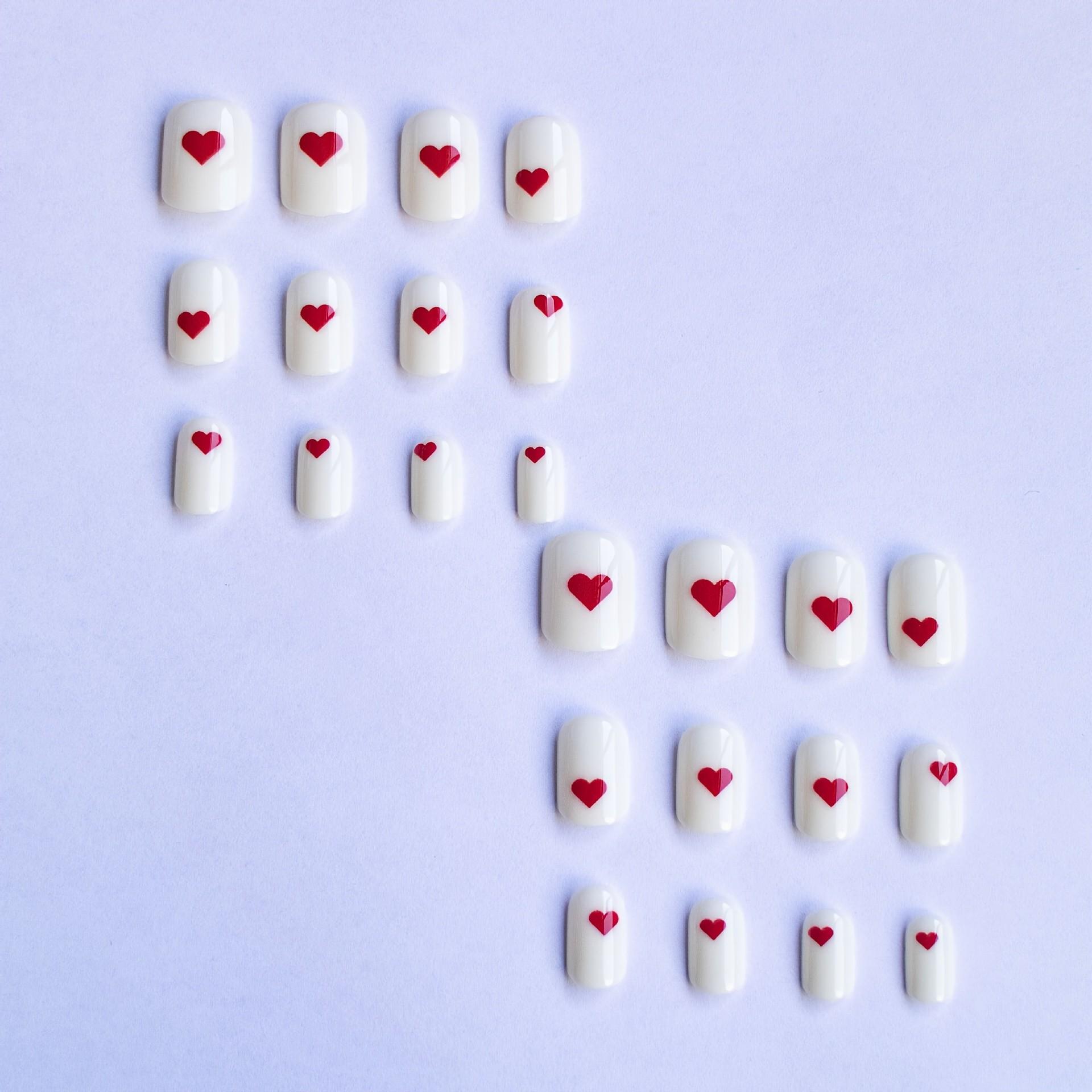 Short Square Heart Nail Art Stickers, Cute and Simple Wearable Nails, 24 Pieces, Perfect for Daily Use, Easy Application
