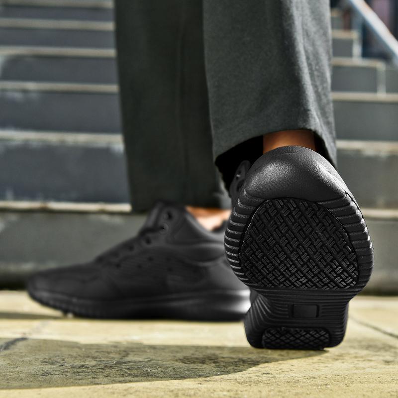 Ubetif Unisex kitchen workshoes Pu Leather Non Slip Food Service Shoes, Water & Oil Resistant, Comfortable, Lightweight Footwear for Men, Slip-on Chef Walking Shoes Work Safety Boots Black