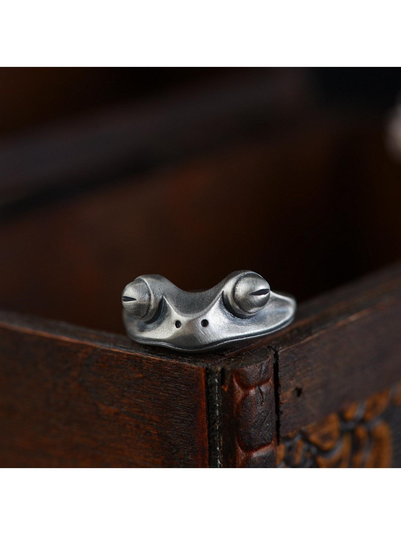 1 frog golden toad ring, retro vintage style, open ring design, personalized new style, can be worn alone or as a layered ring to match. Suitable for retro enthusiasts, trendy young people, and people with fun zodiac signs. It is a unique and eye-catching