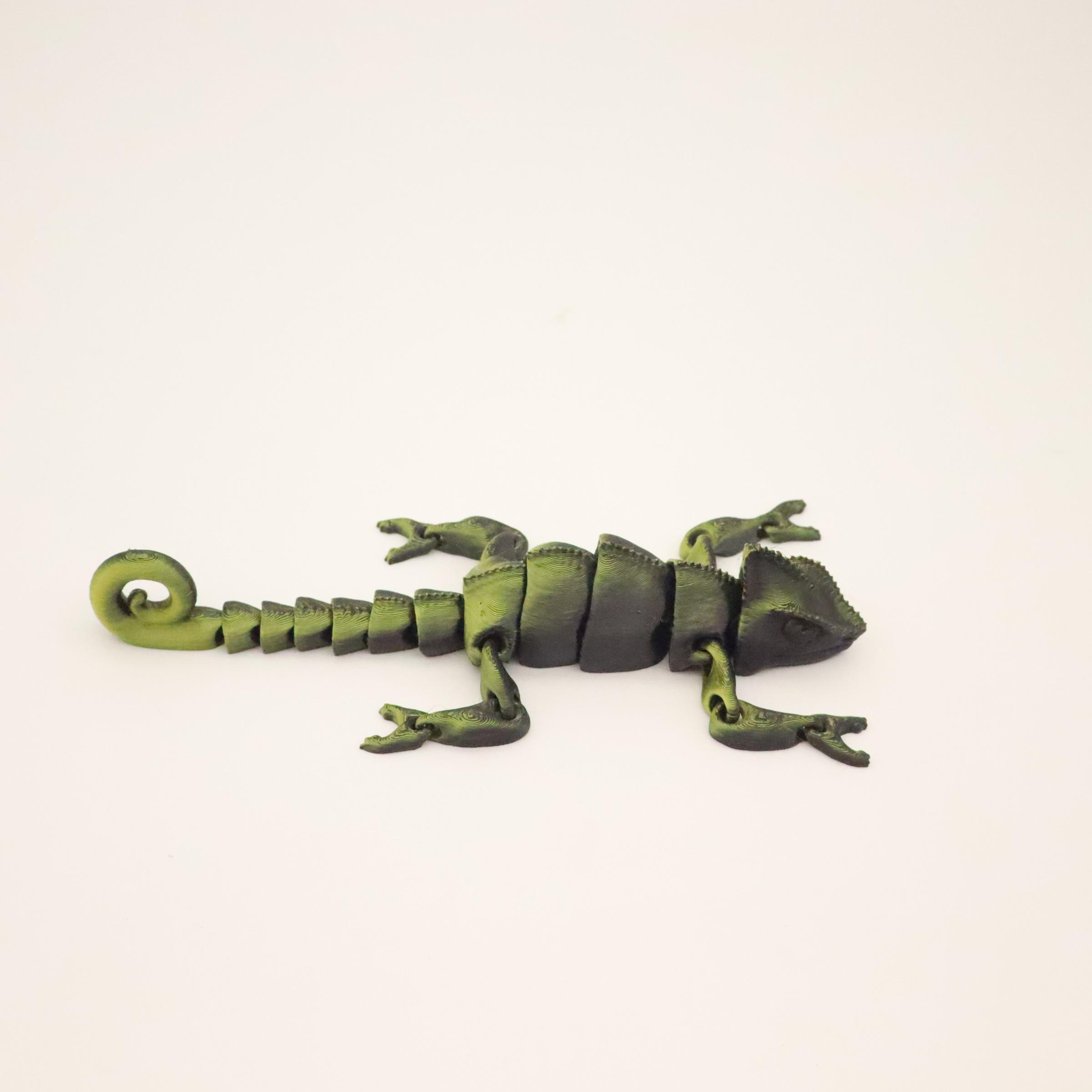 3D Printed Chameleon Figurine with Realistic Eyes, Moving Joints, Articulated Fidget Figurines, Home Decor, Christmas Gift, Birthday Present, Animal Statue
