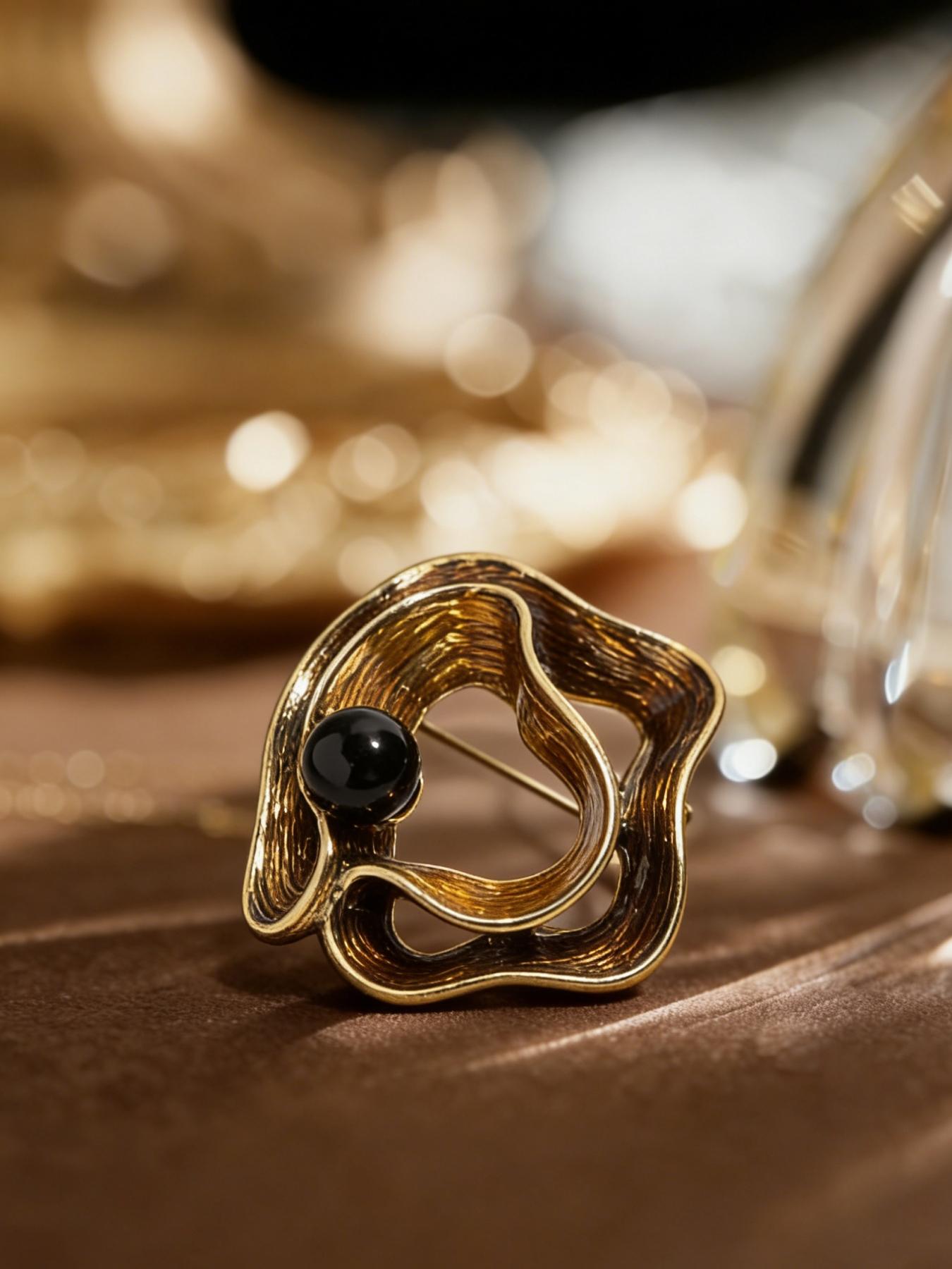 A stylish vintage distressed gold enamel wave-shaped brooch, suitable for daily wear, vacation dates, and other occasions, and also a delightful and exquisite little gift.