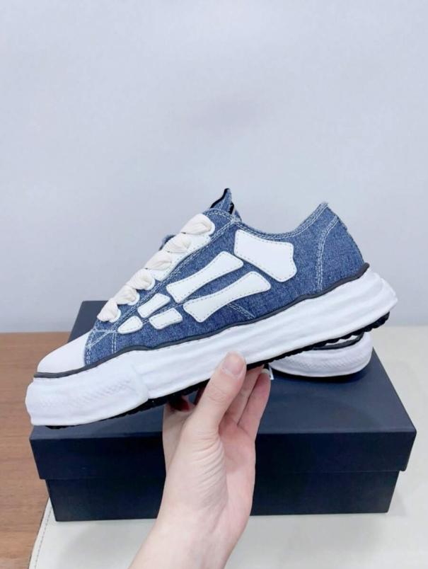 Unisex skate shoes, canvas slip-ons with wrapped soles, stylish low-top sneakers, trendy and comfortable versatile footwear for both men and women, outdoor athletic shoes.