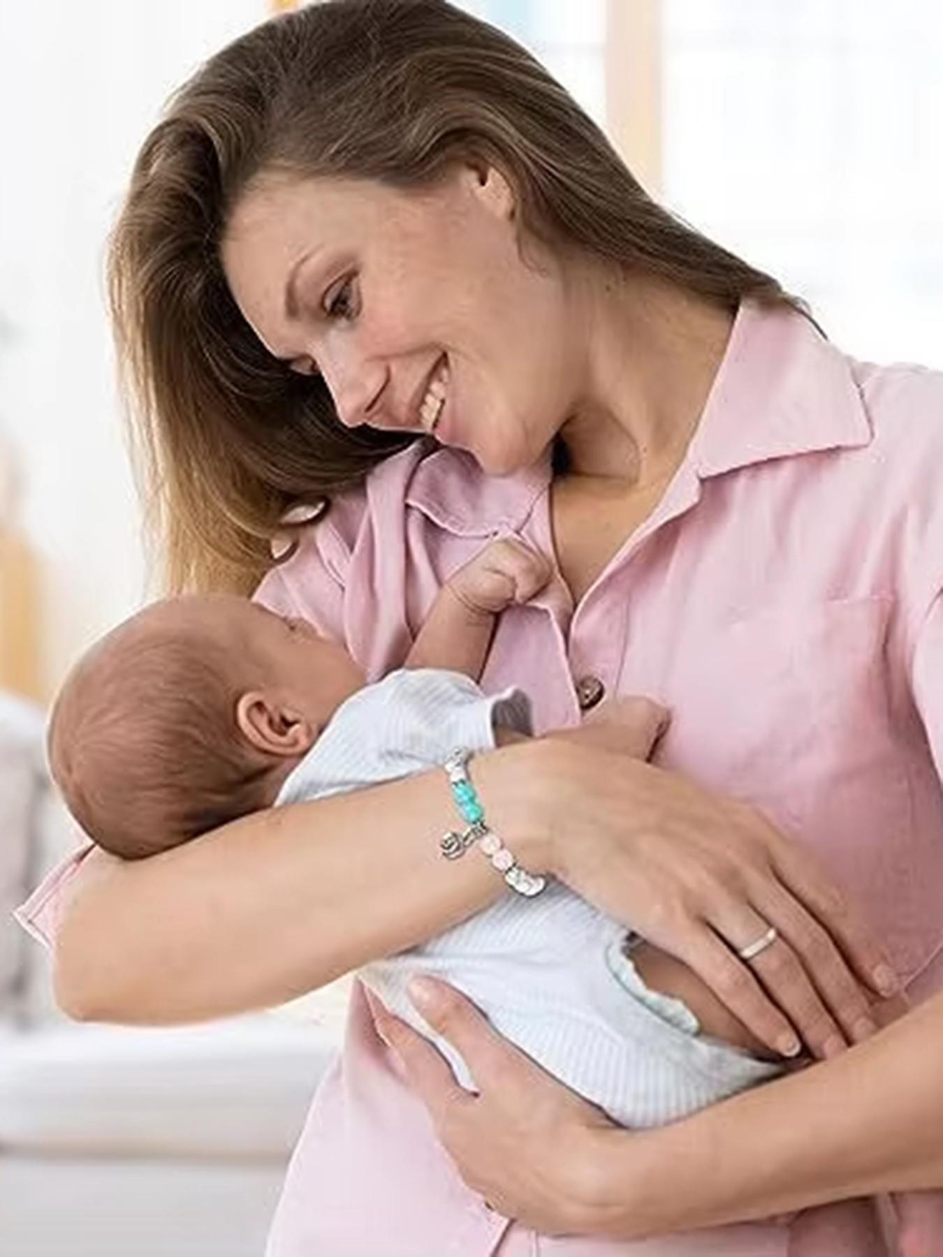 White turquoise footprint pendant bracelet - Mother's Day gift, pregnancy gift, gift for pregnant women, gift for new mothers, beaded bracelet for new mothers