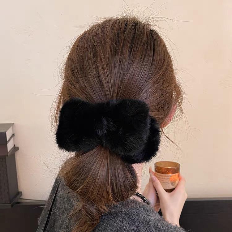 Large Bow Hair Claw Clips for Women & Girls, Elegant Soft Plush Fuzzy Hair Claws, Stylish Strong Hold Hair Accessories, Non-Slip Design Perfect for Thick & Thin Hair, Ideal for Daily Wear & Casual Hairstyling