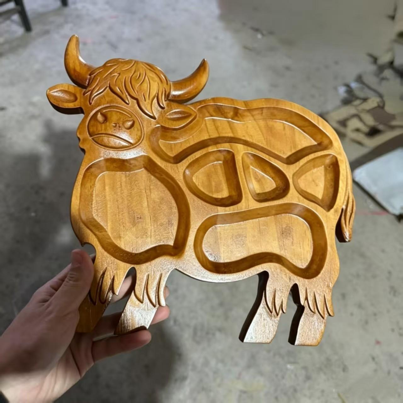 Animal Shape Highland Cow Form Wooden Charcuterie Board - Kitchenware Serving Plate, Ideal for Parties, Perfect Gift for Birthdays