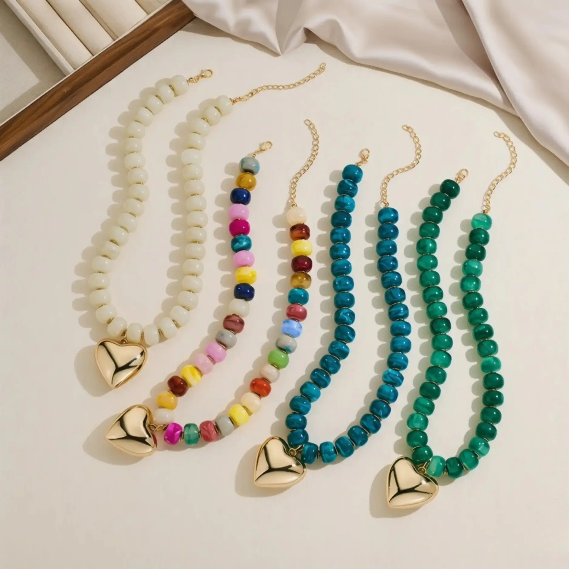 Hot‑Selling Bold Colorful Resin Beaded Heart Choker Necklace For Women, Trendy Versatile Short Jewelry, Ideal Holiday Gift For Her Daily Casual Styling