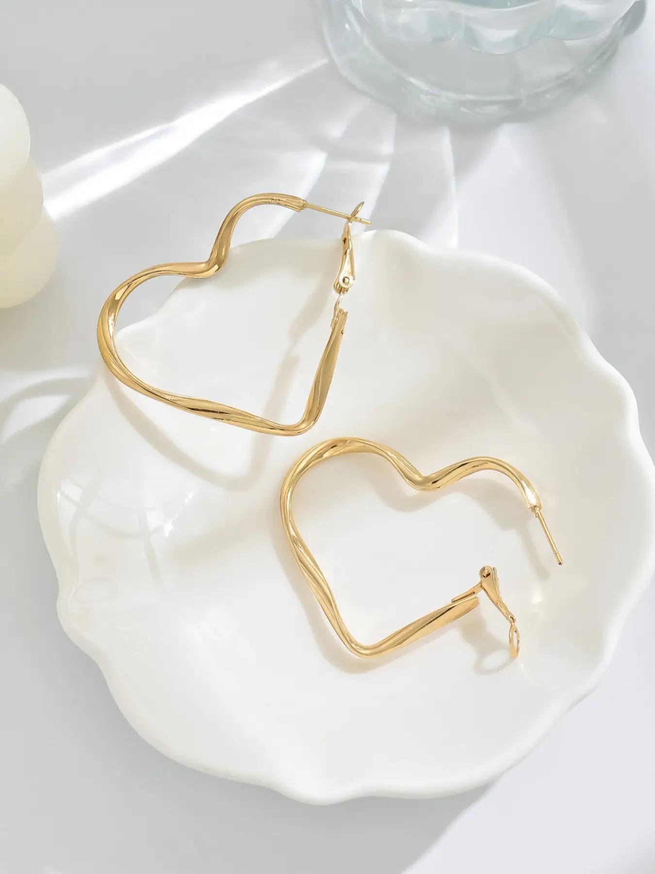 Women’s Dainty Heart Huggie Hoop Earrings, Lightweight Copper Tone Fashion Jewelry with Beating Heart Design, Minimalist Everyday Earrings for Birthday Gift, Date Night & Daily Wear