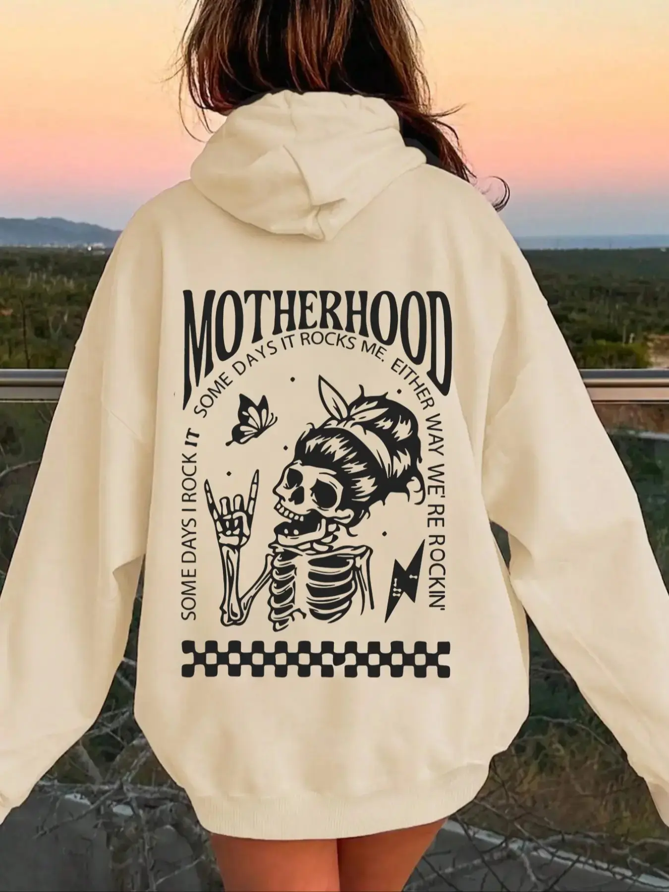 American Vintage Skull Mom Print Hoodie Women, Loose-Fitting Casual Fall Winter Sweatshirt, Fun Text Rock Gesture Motherhood Design