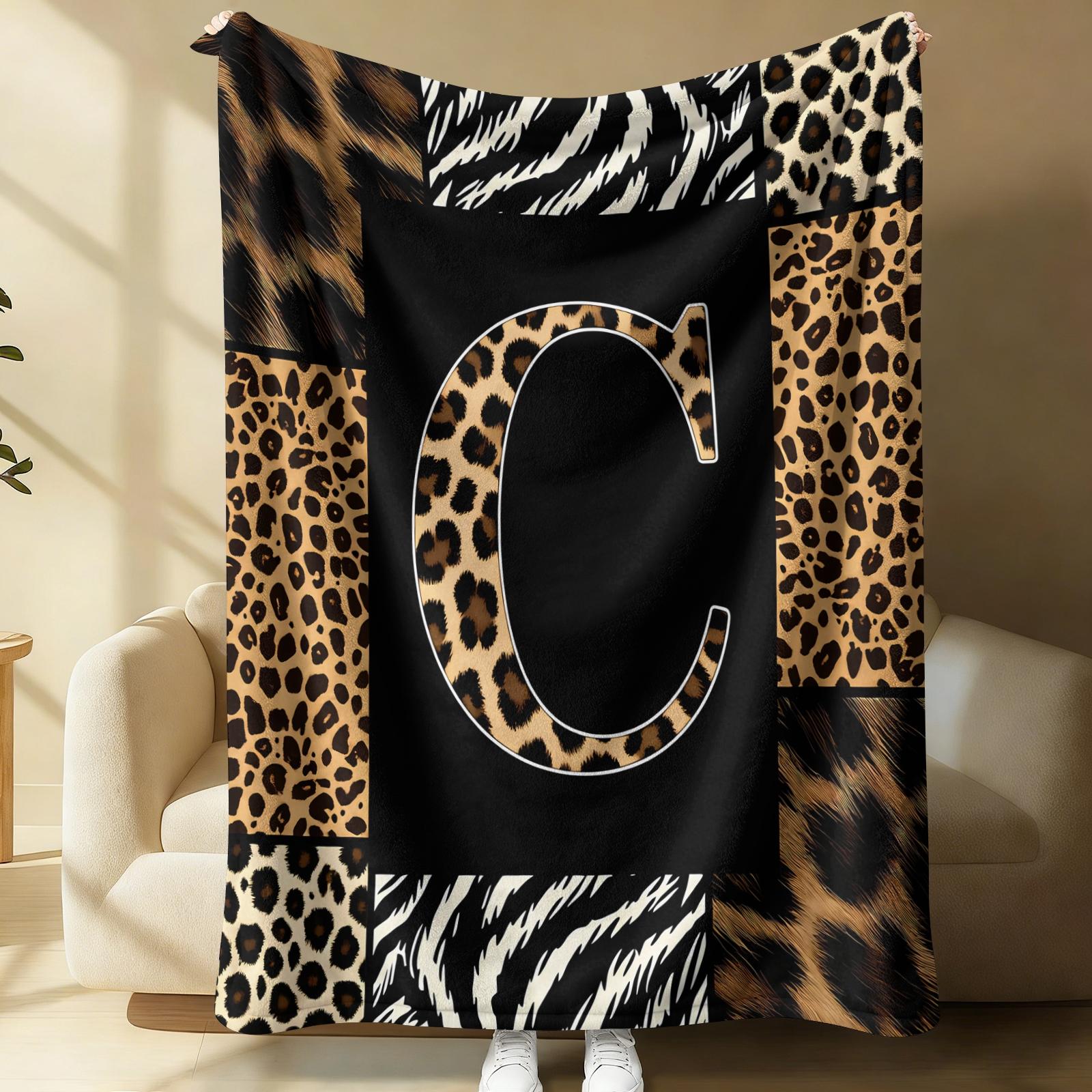 26 Letters Leopard Print Flannel Blanket, Soft & Comfortable, Warm & Breathable, Perfect for Couch Bed Recliner, Stylish Alphabet Printed Flannel Throw, Suitable for Bedroom Living Room Dorm, All-Season Cozy Gift Blanket