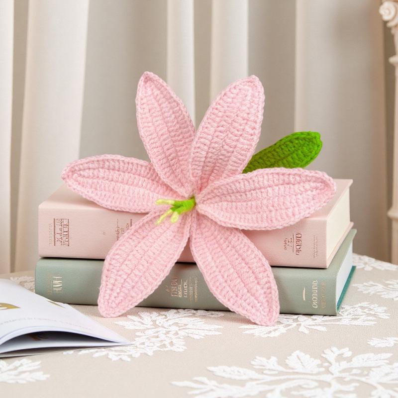 Handmade Knitted Lily Flower Bouquet, Home Decor Ornament, Crochet Floral Arrangement, Wool Yarn Crafted, Perfect for Living Room, Home Decor Accessory
