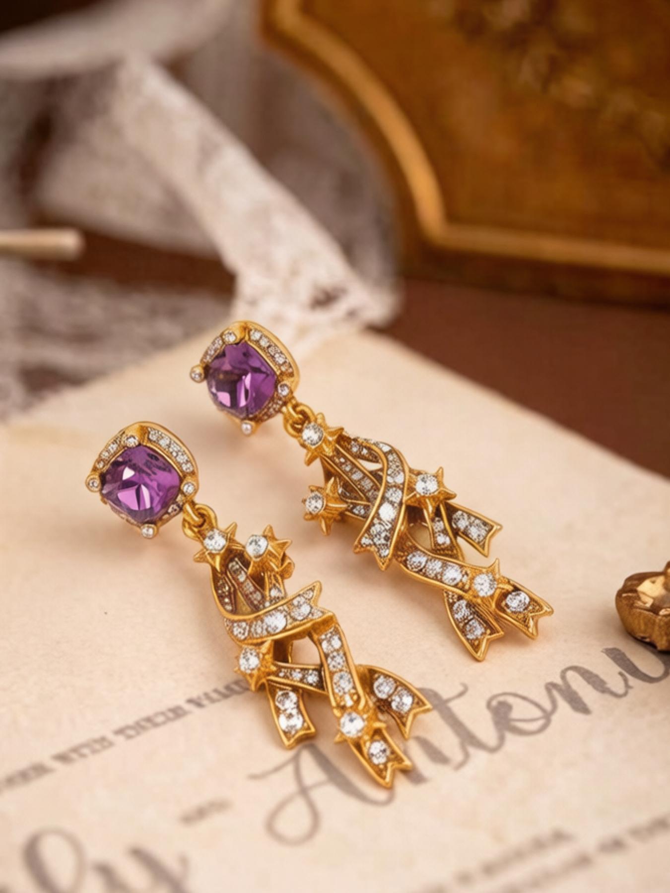A pair of stylish and elegant star tassel studded diamond earrings, suitable for daily commuting, vacation and dating, and also a surprising and exquisite small gift.