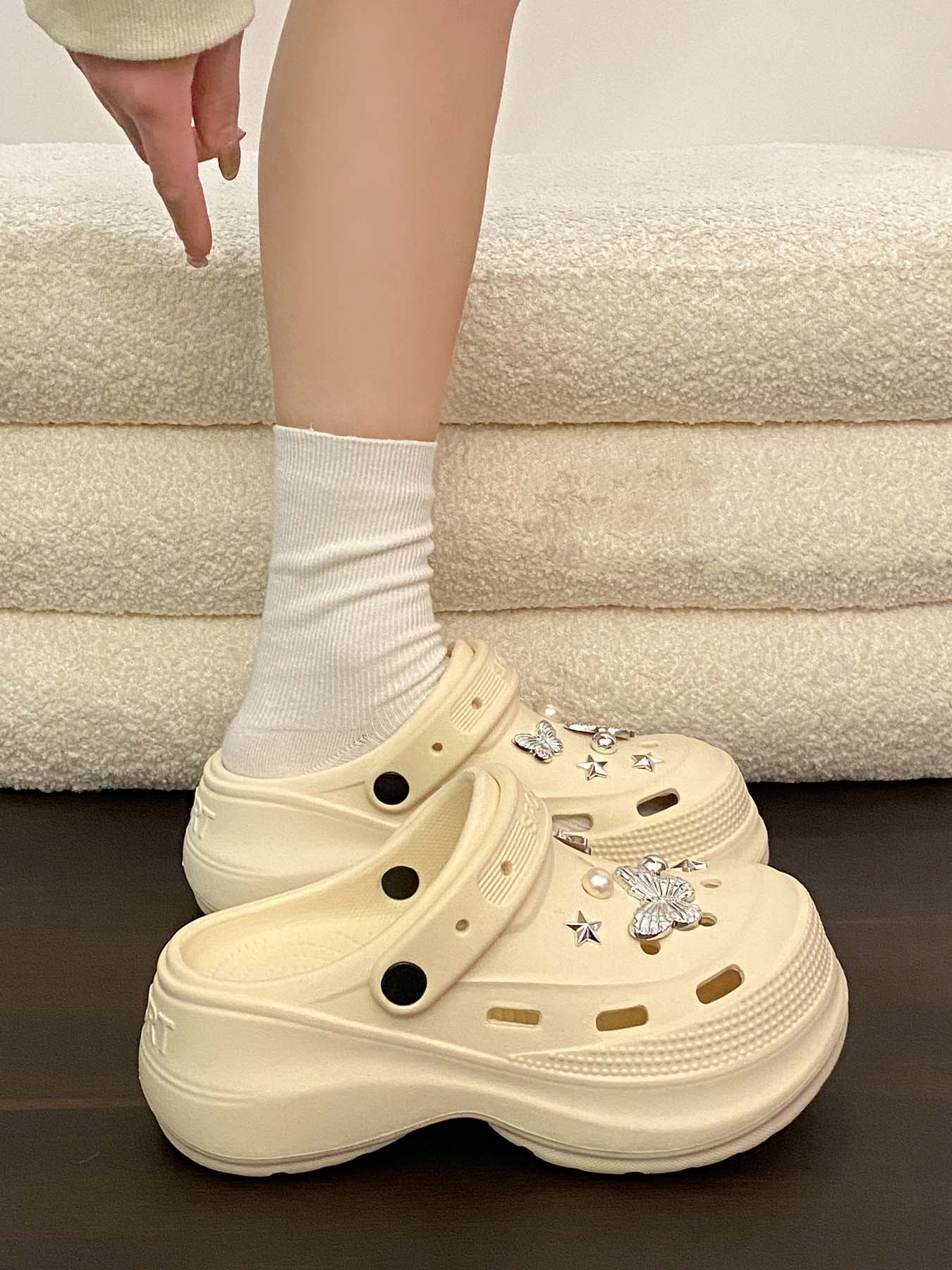 2026 New Fashion Versatile Holey Shoes for Women, Eva Comfortable Breathable Thick Sole, Simple Casual Beach Sandals, Outdoor Garden Shoes, Slipper, Slippers Shoes