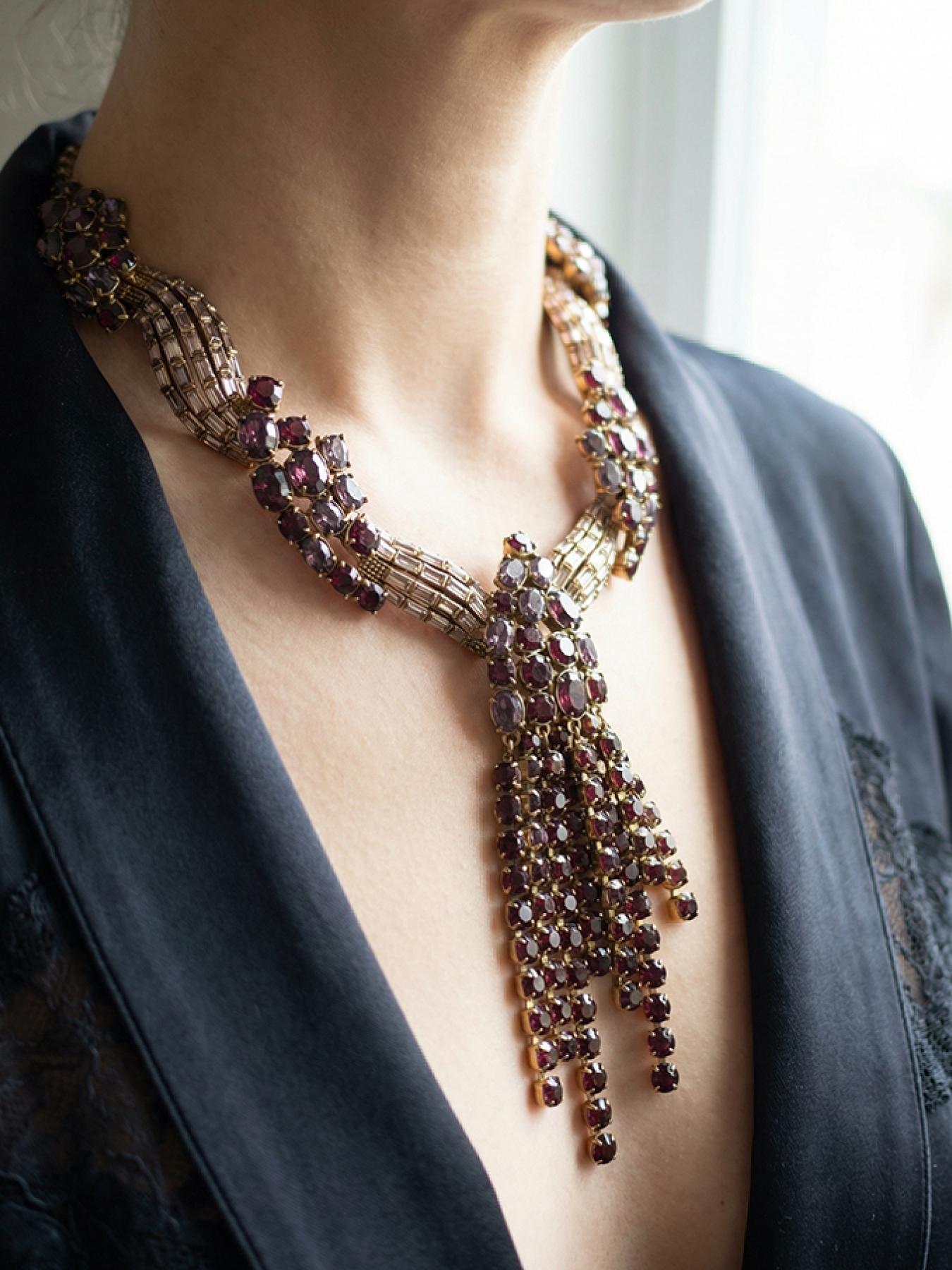 A noble and elegant tassel studded diamond necklace, suitable for daily wear, vacation dates, and other occasions, and also a surprising and exquisite small gift.