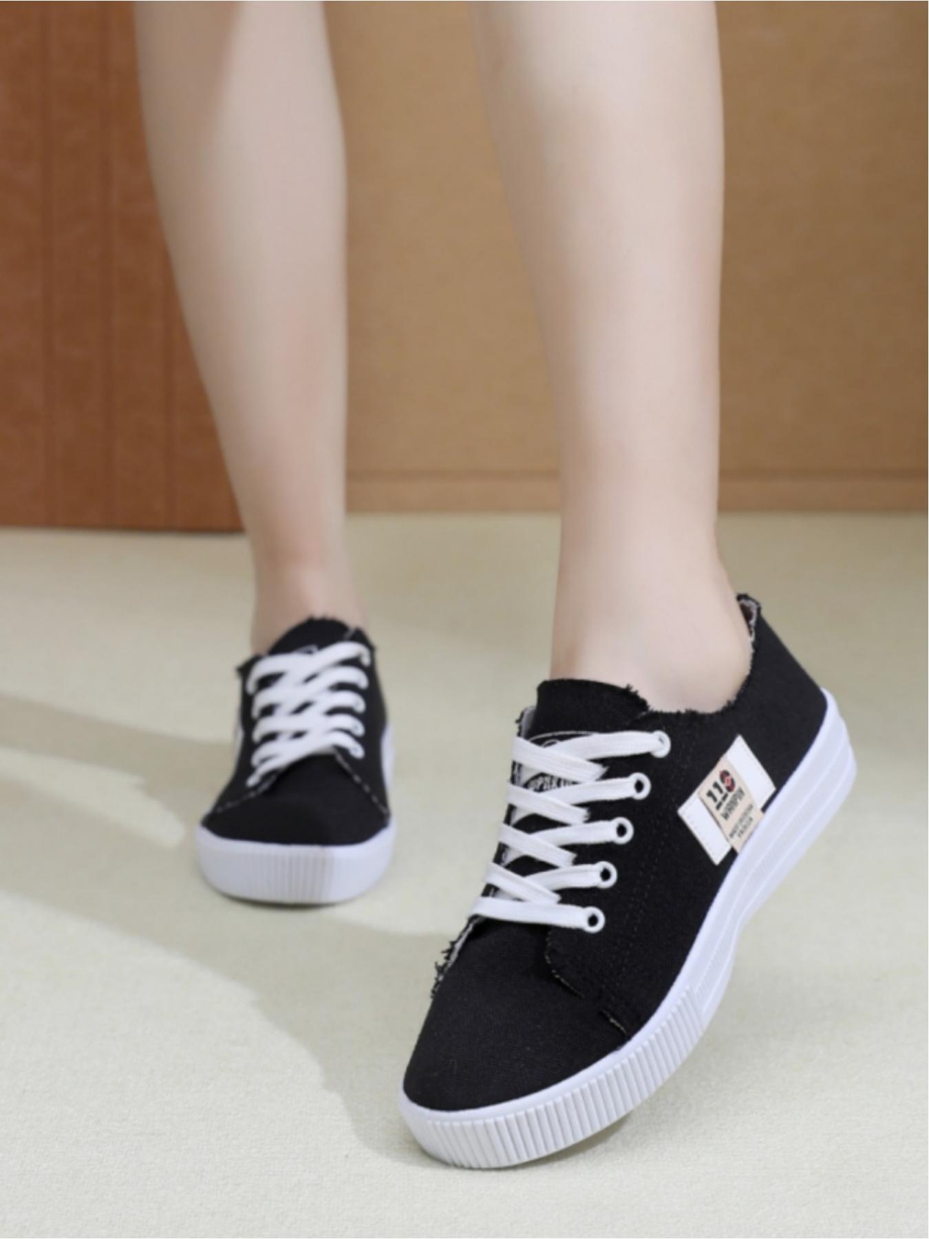 Ladies' casual canvas shoes, made of soft and skin friendly canvas material, with a thick white sole that is lightweight and resilient. Available in multiple colors, this simple and versatile style is ideal for daily commuting and campus wear