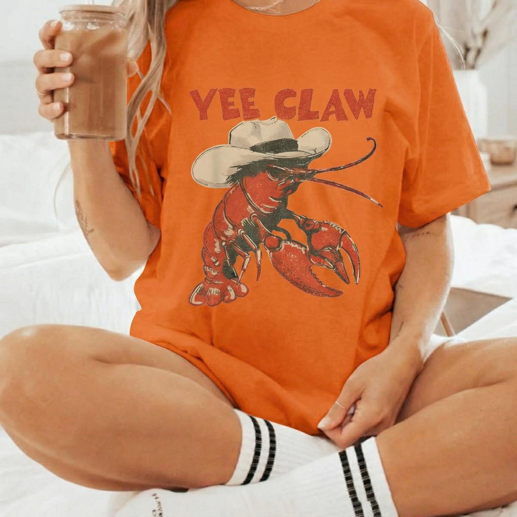 Cowboy Crawfish Vintage Oversized Graphic T-Shirt Beachwear Summer Vacation Western Style Funny Lobster Tee Casual Streetwear Coastal Aesthetic Soft Trendy Outfit Women Holiday Fashion Cute Graphic Tee Comfortable Loose Fit Summer Top Beach Outfit Street