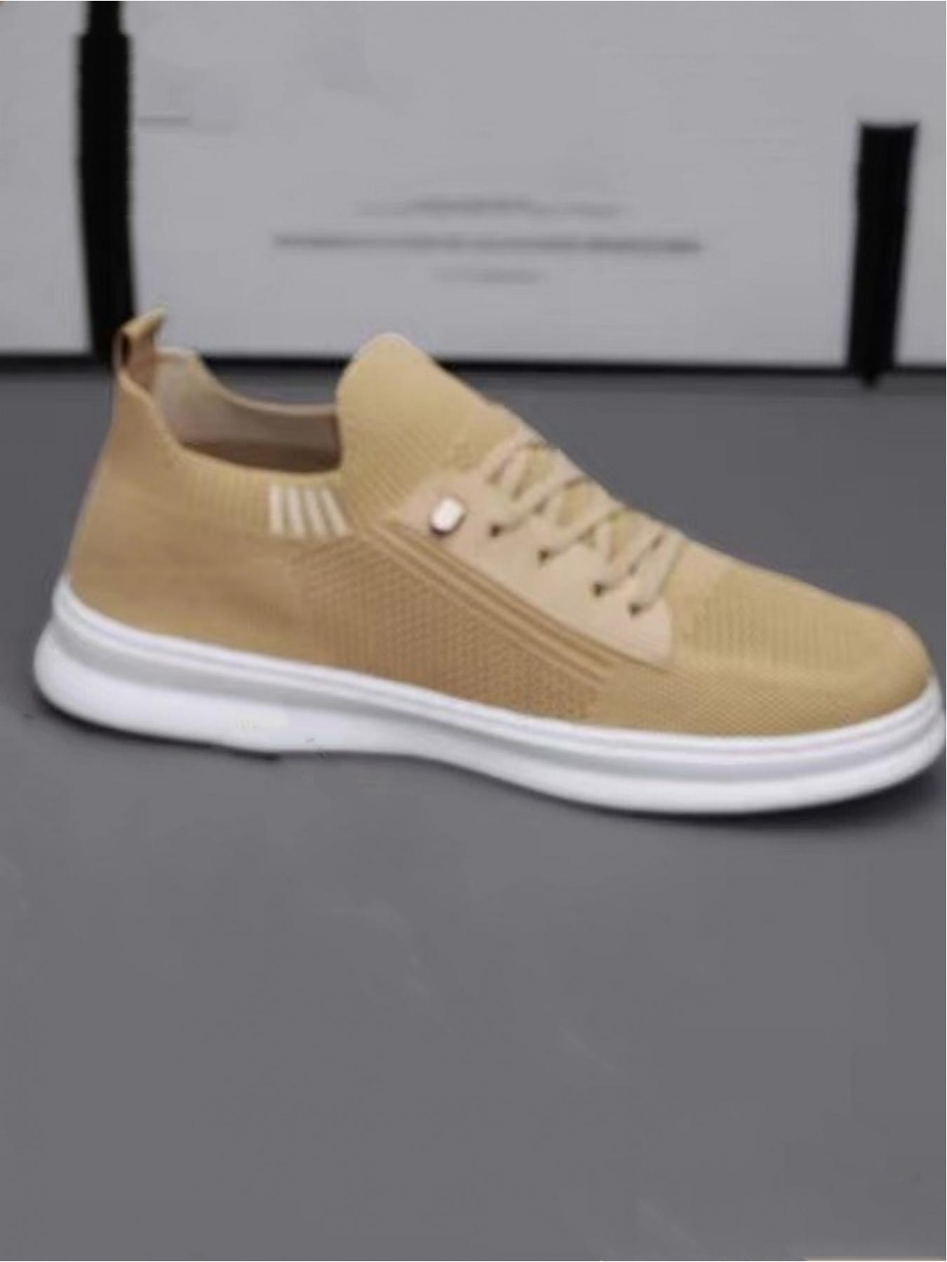 Men's casual sports shoes, lightweight and fit the foot shape, with a white sole that is durable and stable. The elastic shoe opening is paired with a heel loop for easy on and off, making it the preferred choice for commuting sports and casual wear