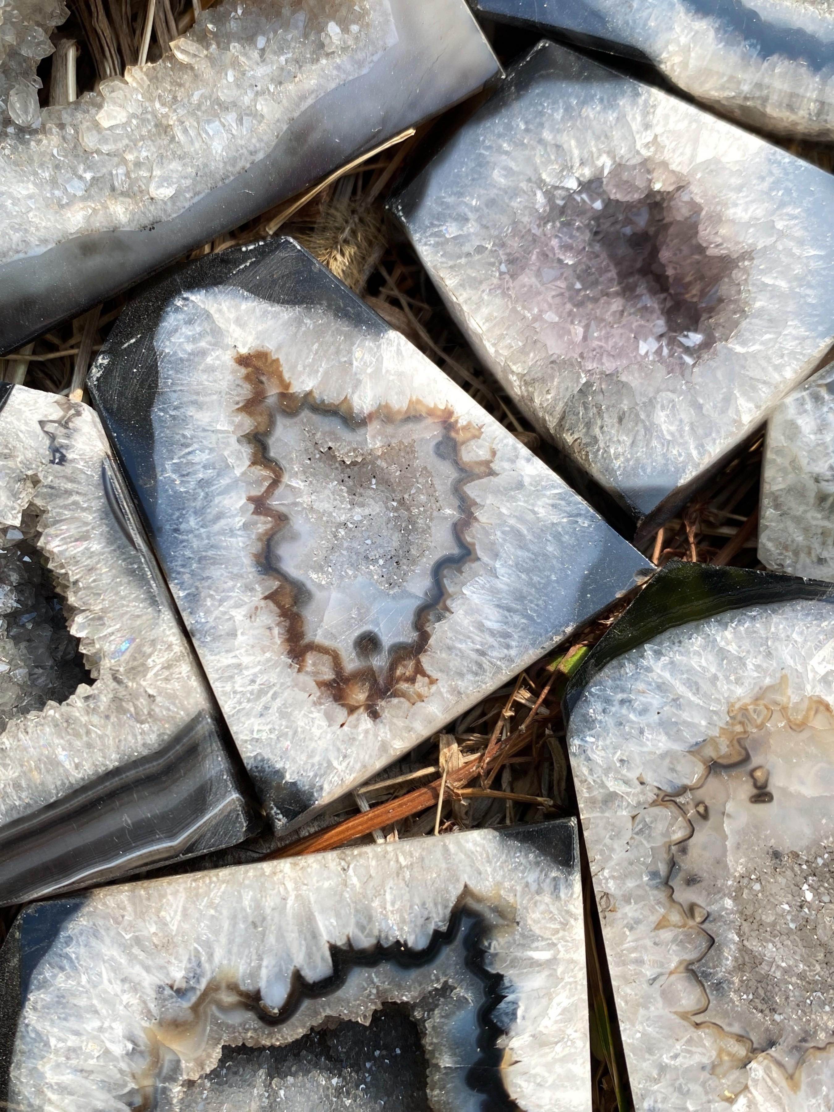 1pc 40-130g Natural Crystal Black Sardonyx Crystal Cave Door Ornaments, Creative Home Desktop Decoration, Crystal Collection, Unique Gifts Choice.