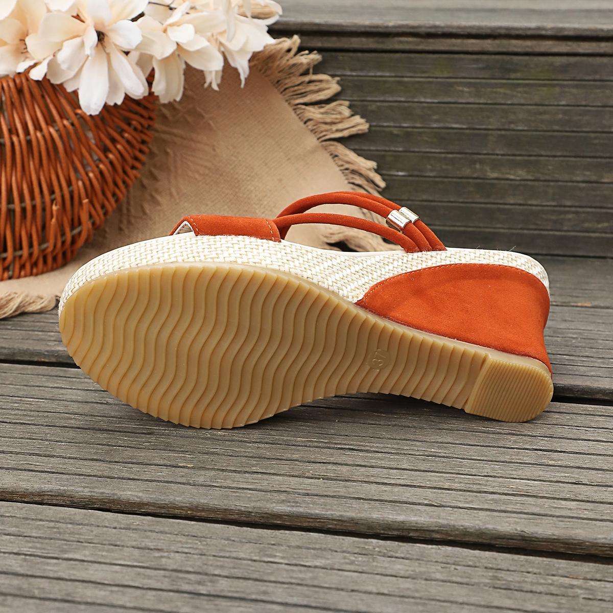 The insulated slope sandals and casual Flatform sandals feature a waterproof platform and a hemp rope-woven sole. Perfect for petite sisters!
